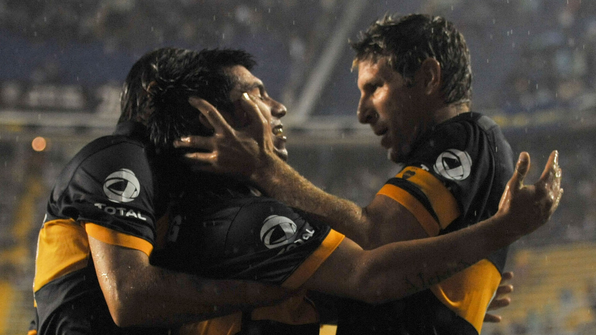 Gary Medel festeja junto a Martín Palermo luego de convertir el primer gol de Boca frente a Lanús, en un válido por la segunda fecha del Torneo Clausura 2010 (NA)