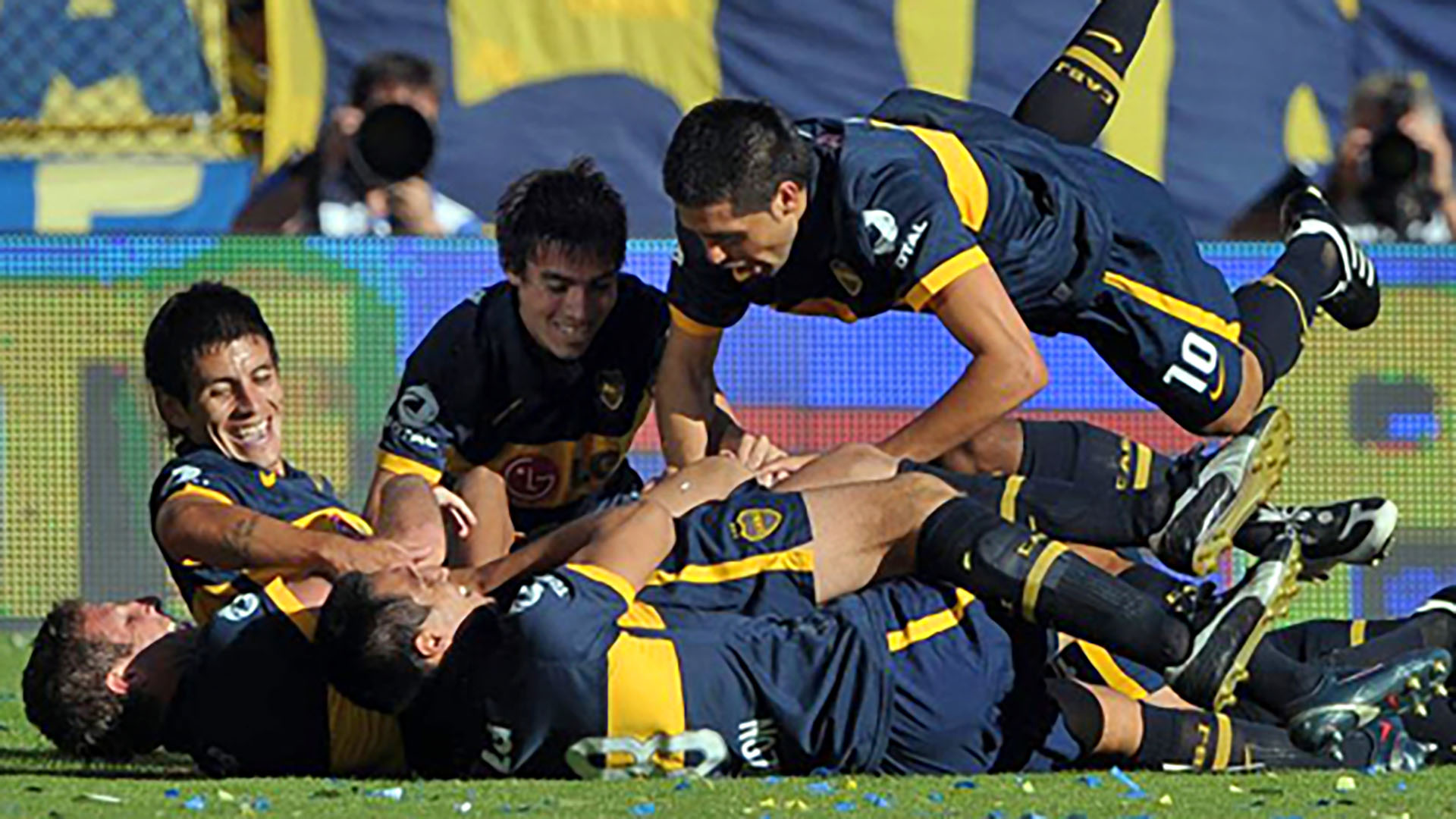 Todos van a celebrar con Gary Medel, autor de dos goles a River en el Superclásico del Torneo Clausura 2010 (AFP)