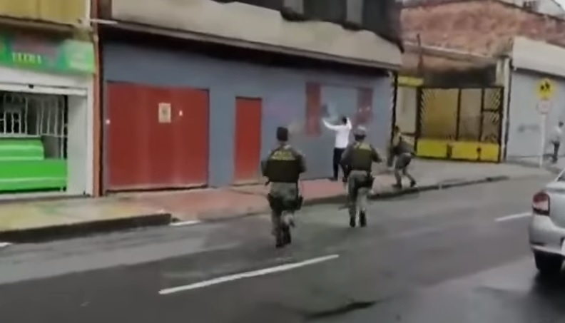 El mexicano, del que sólo se dio a conocer su apodo fue atrapado mientras caminaba por el centro de Bogotá (Foto: Captura de pantalla Caracol)