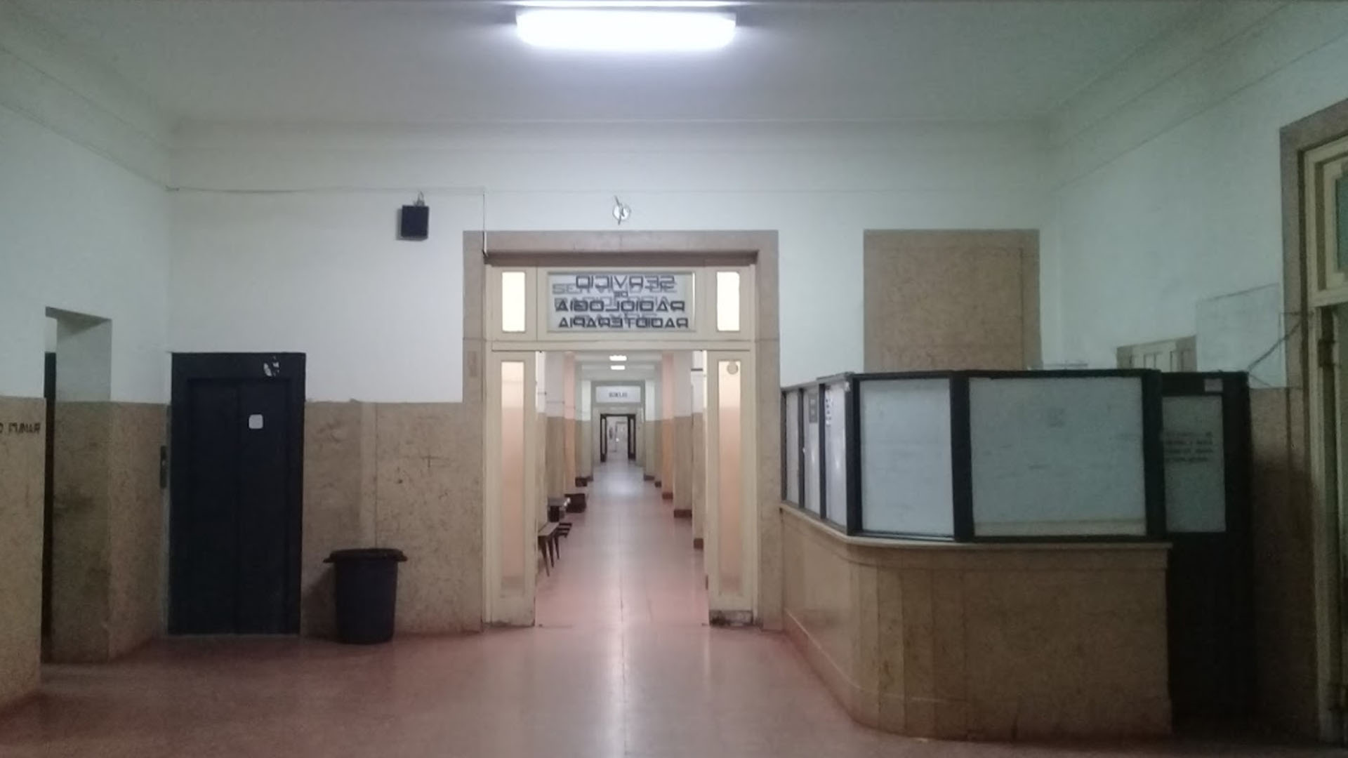 Según la denuncia de la menor, el agresor la amenazó con un cuchillo en un pasillo del hospital