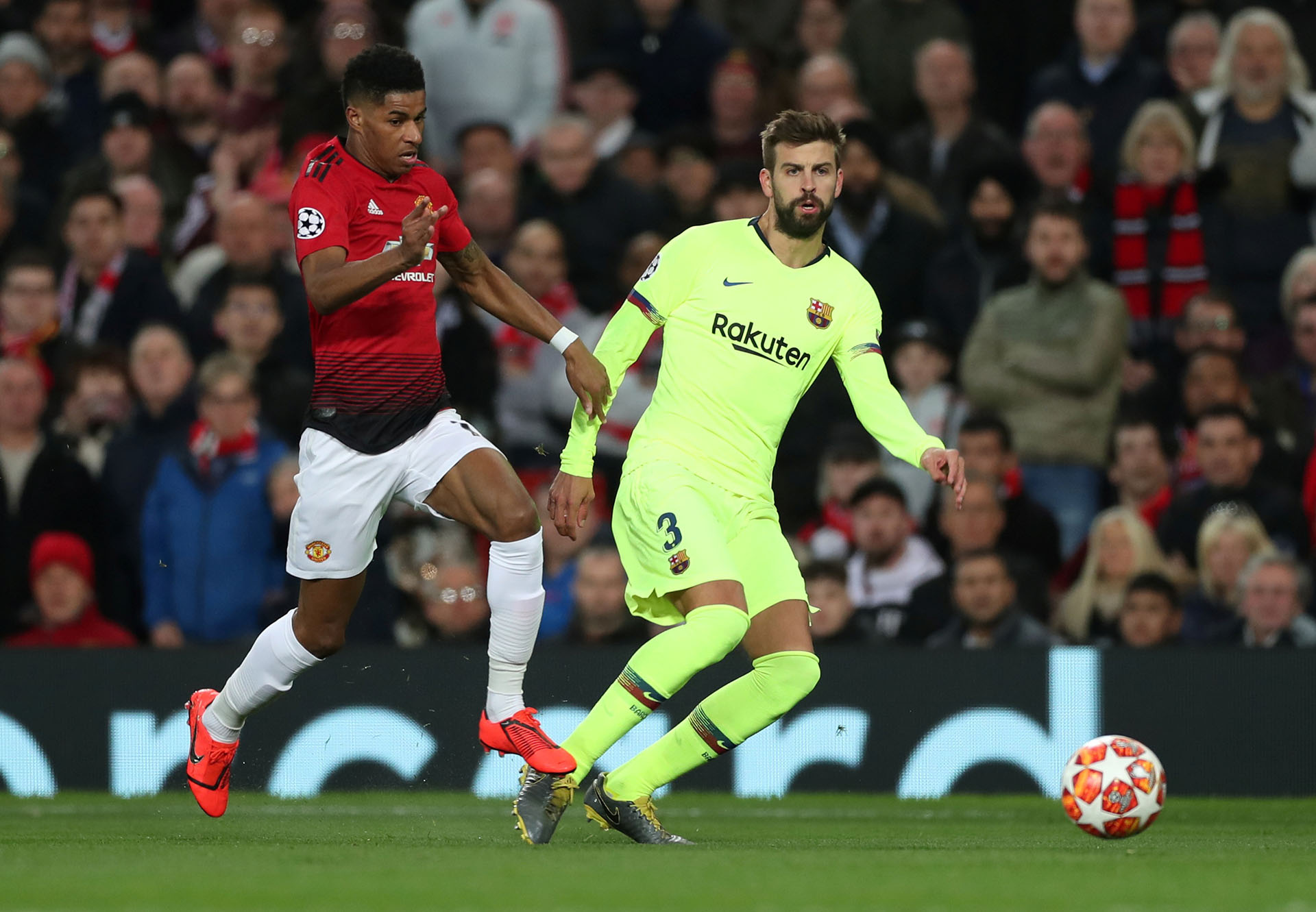 Rashford se lleva la pelota en el partido de ida entre el Manchester United y el Barcelona ante la mirada de Piqué (Reuters/Lee Smith)