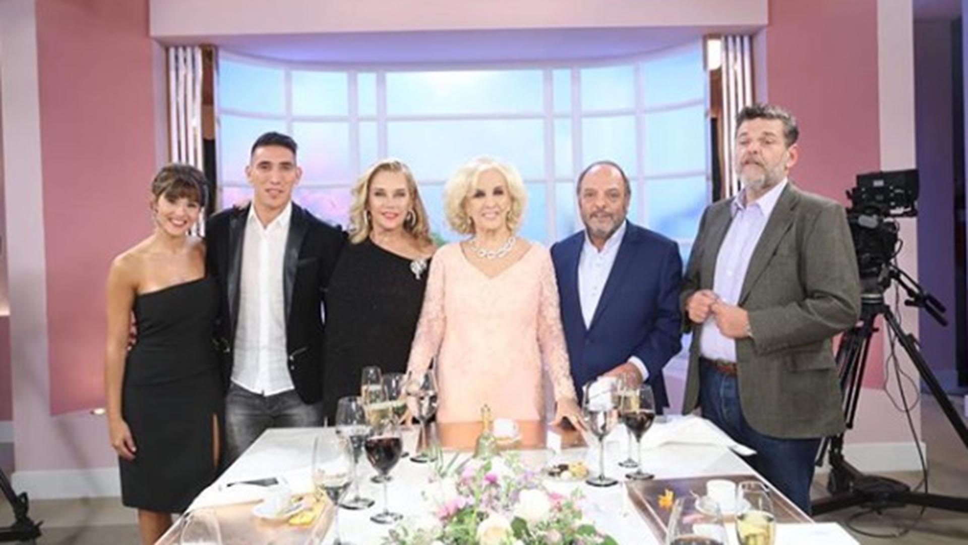 De izquierda a derecha, los invitados de “La noche de Mirtha”: Marcela Pagano, Ricardo Centurión, Marcela Tinayre, Mirtha Legrand, Baby Etchecopar y Alfredo Casero