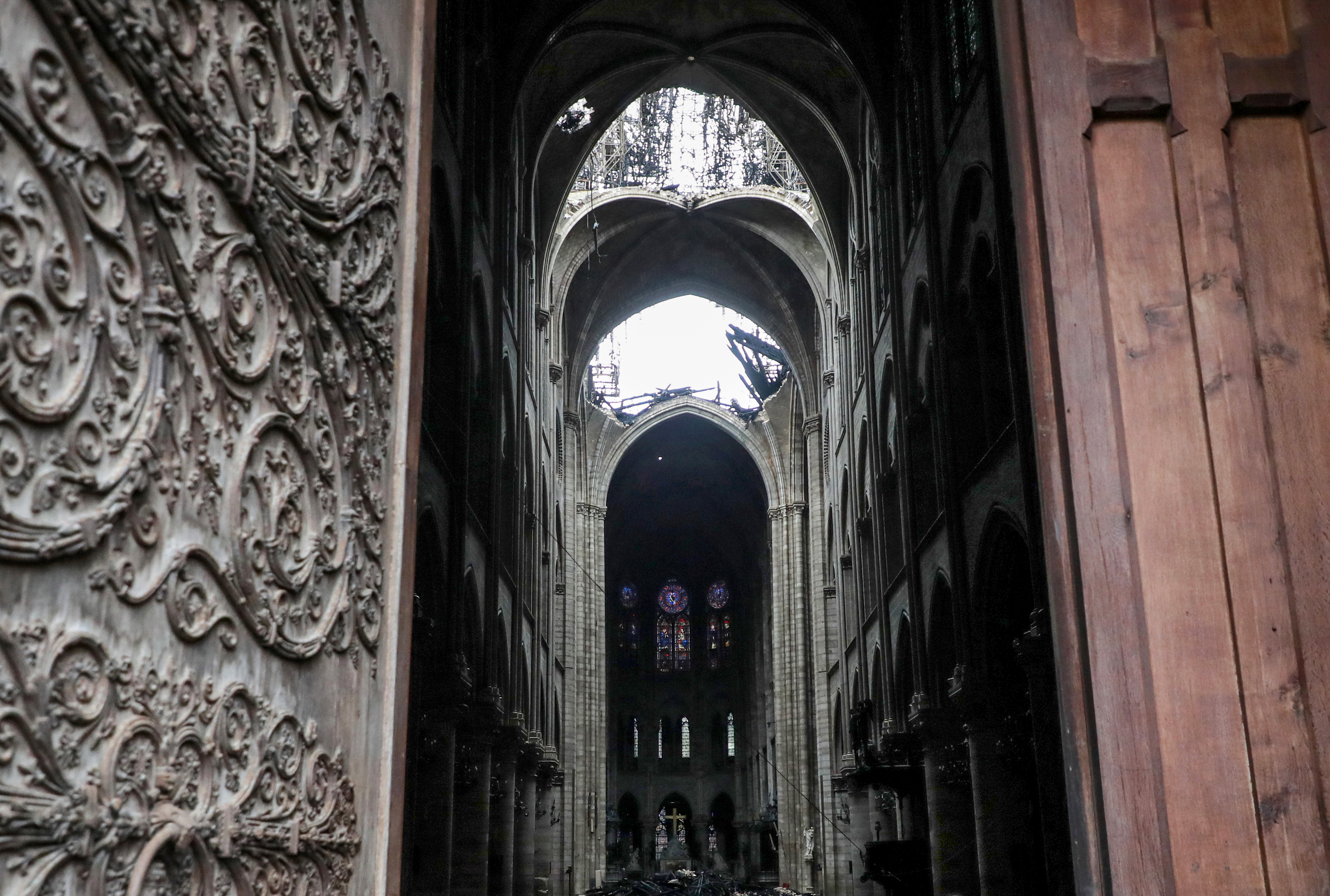 Desde la puerta se ve el hueco que quedó en el techo de la catedral