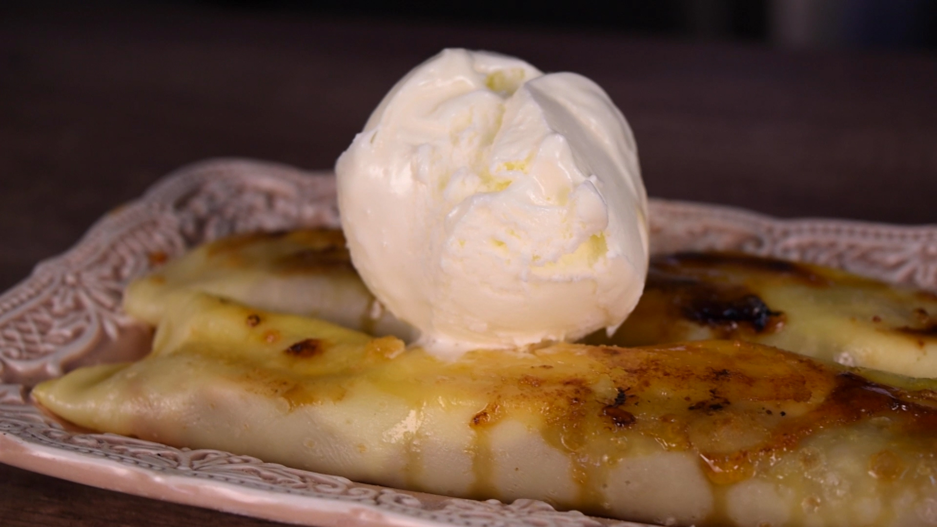 Panqueques con dulce de leche, banana y helado de vainilla