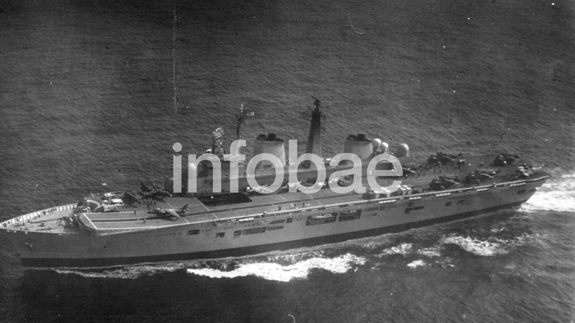 El portaaviones británico HMS Invencible fotografiado por un avión TU-95RTs de la Aviación Naval de la Unión Soviética cuando se encontraba regresando de Malvinas