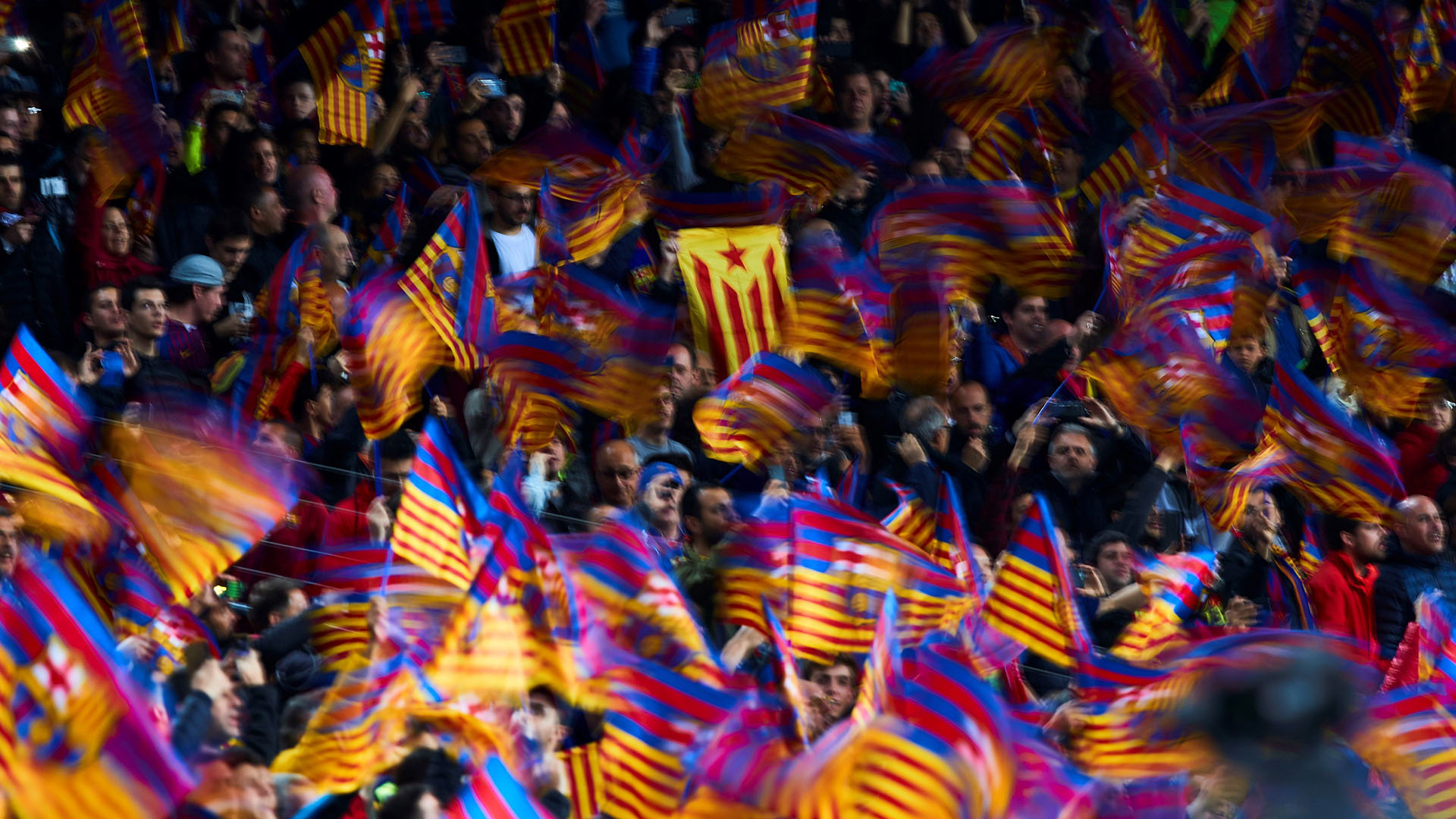 Aficionados en las gradas del Camp Nou durante el partido entre el Barcelona y el Manchester United, por la vuelta de cuartos de final de la Liga de Campeones (Foto: EFE/Alejandro García)