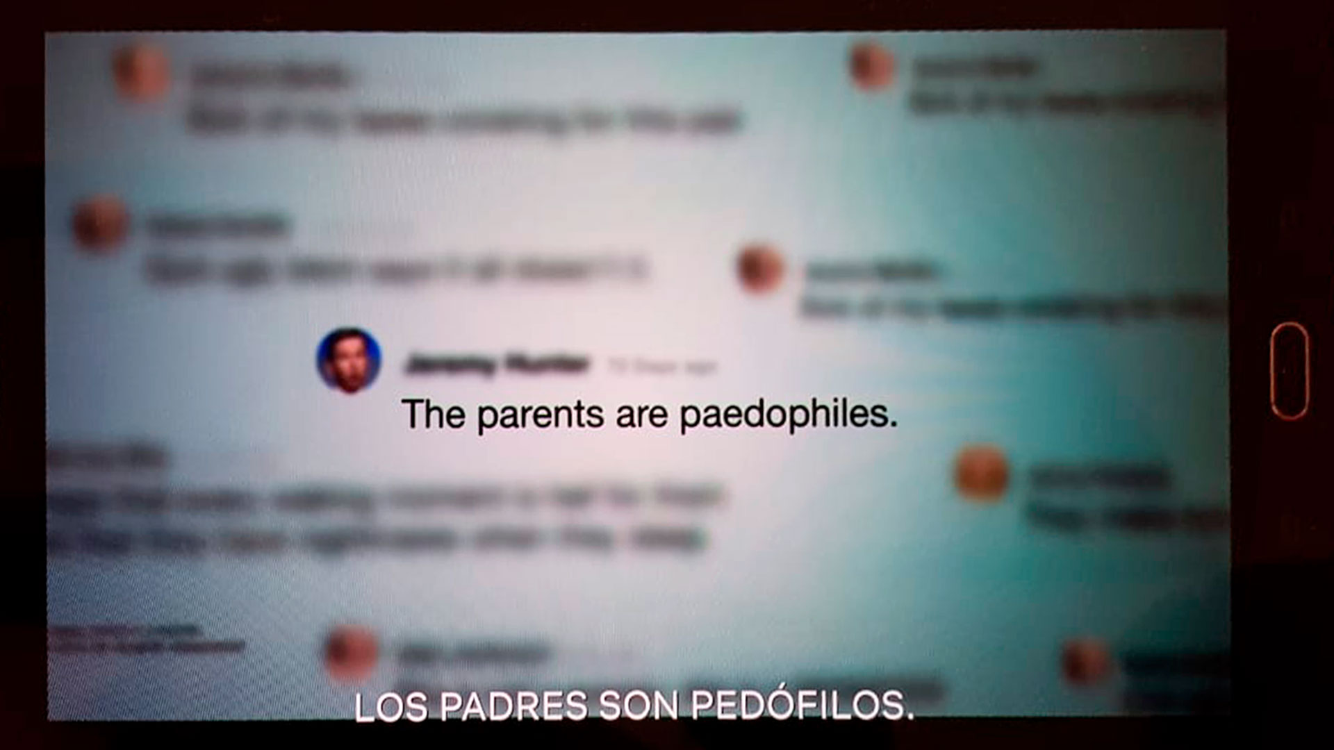 Un fragmento de la serie, donde muestran las cosas que dicen en las redes sobre los padres