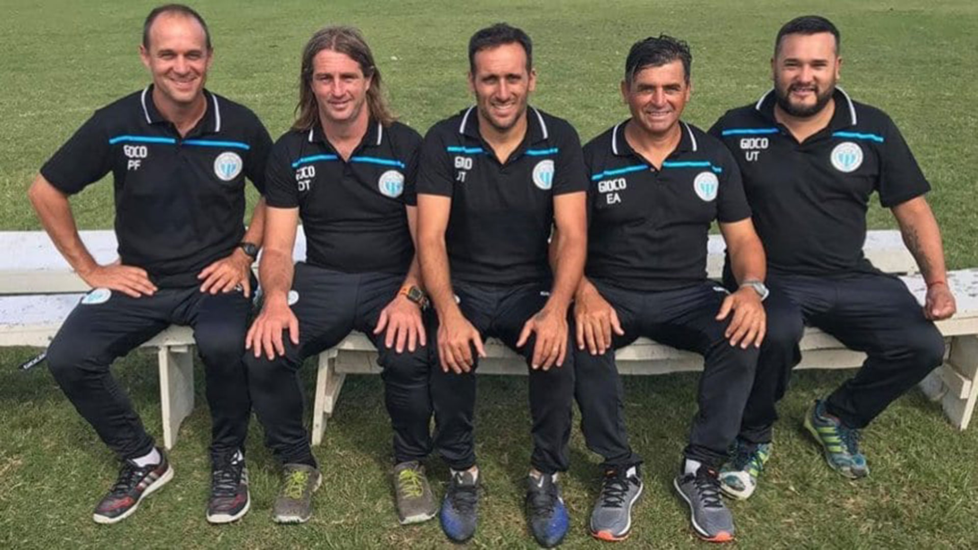 Claudio Vidal y Damián Infante, la dupla técnica de Argentino de Merlo, junto al resto de sus colaboradores