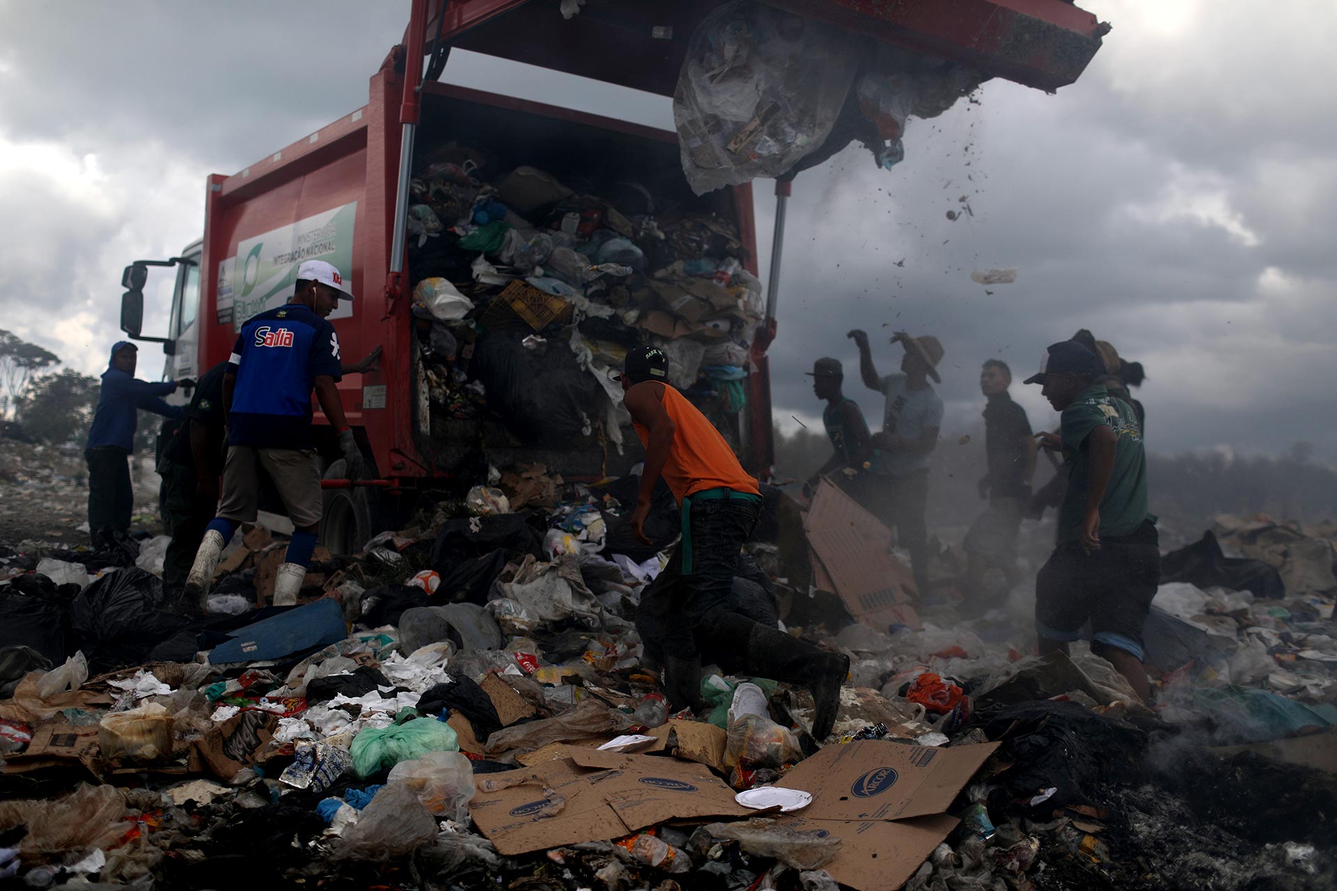 Cuando llegan los camiones de basura, cientos de venezolanos llegan para revolverla (REUTERS/Pilar Olivares)