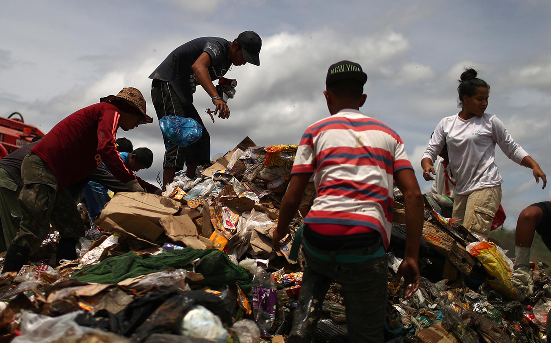 Venezolanos buscan en la basura (REUTERS/Pilar Olivares)