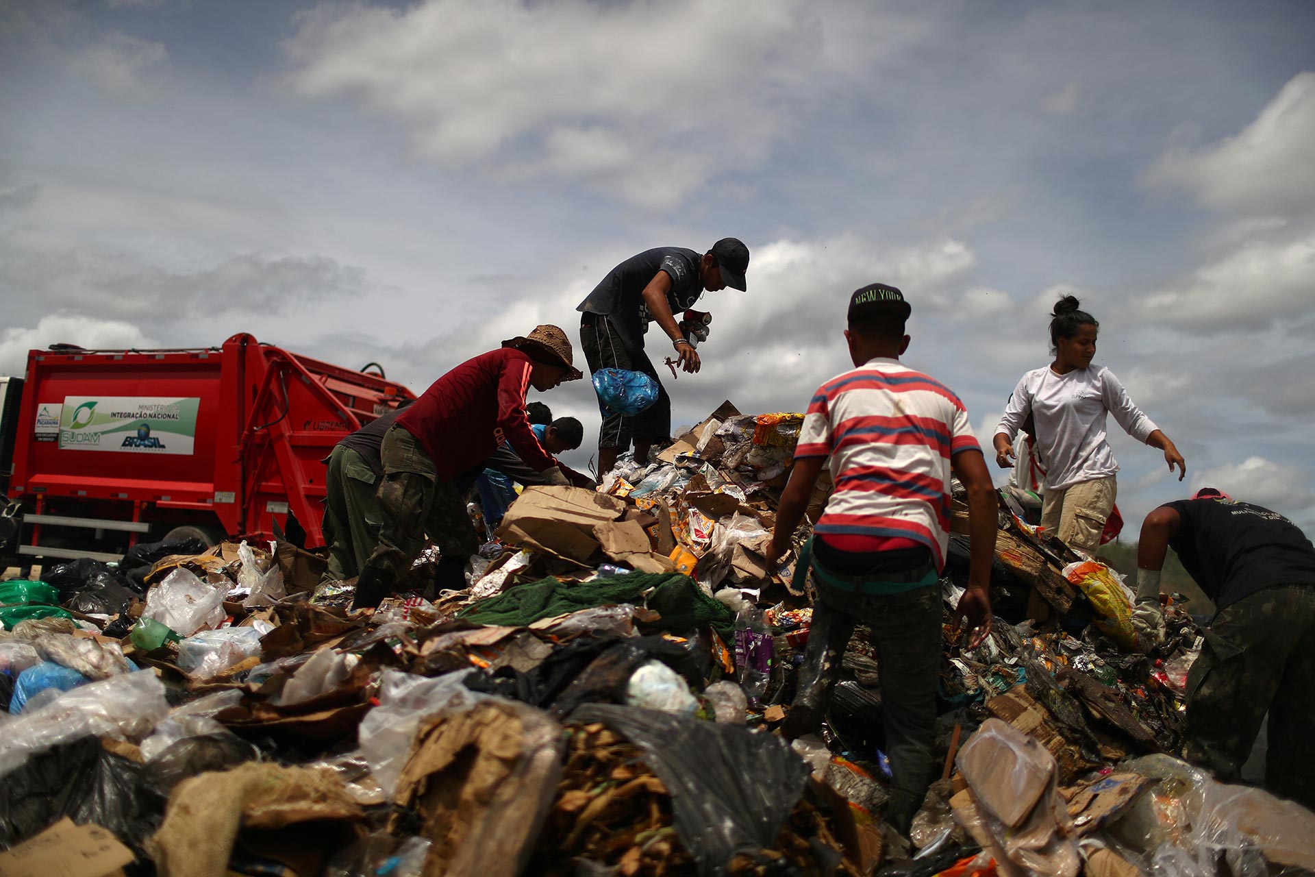 Migrantes venezolanos en un vertedero de basura en la ciudad fronteriza de Pacaraima, Brasil, el 15 de abril de 2019. (REUTERS)