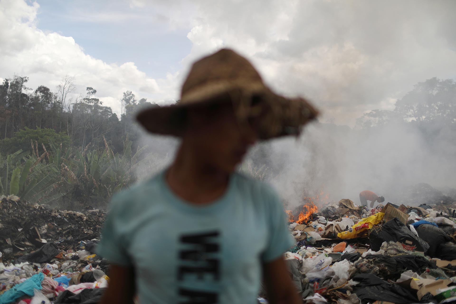 El primer plano de un venezolano en medio de la basura (REUTERS/Pilar Olivares)