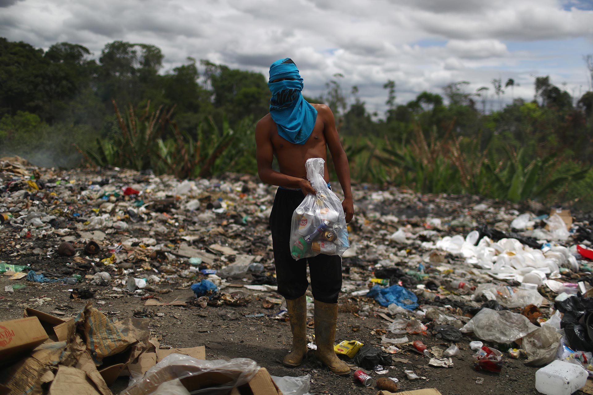 Buscan latas, cobre y comida (REUTERS/Pilar Olivares)