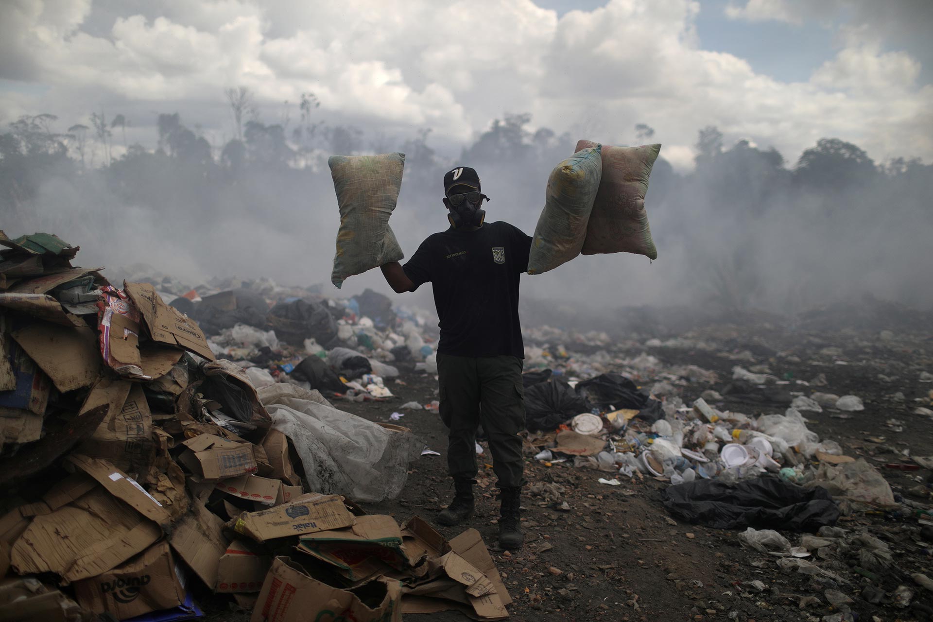 Un venezolano muestra lo que fue encontrando en la basura (REUTERS/Pilar Olivares)