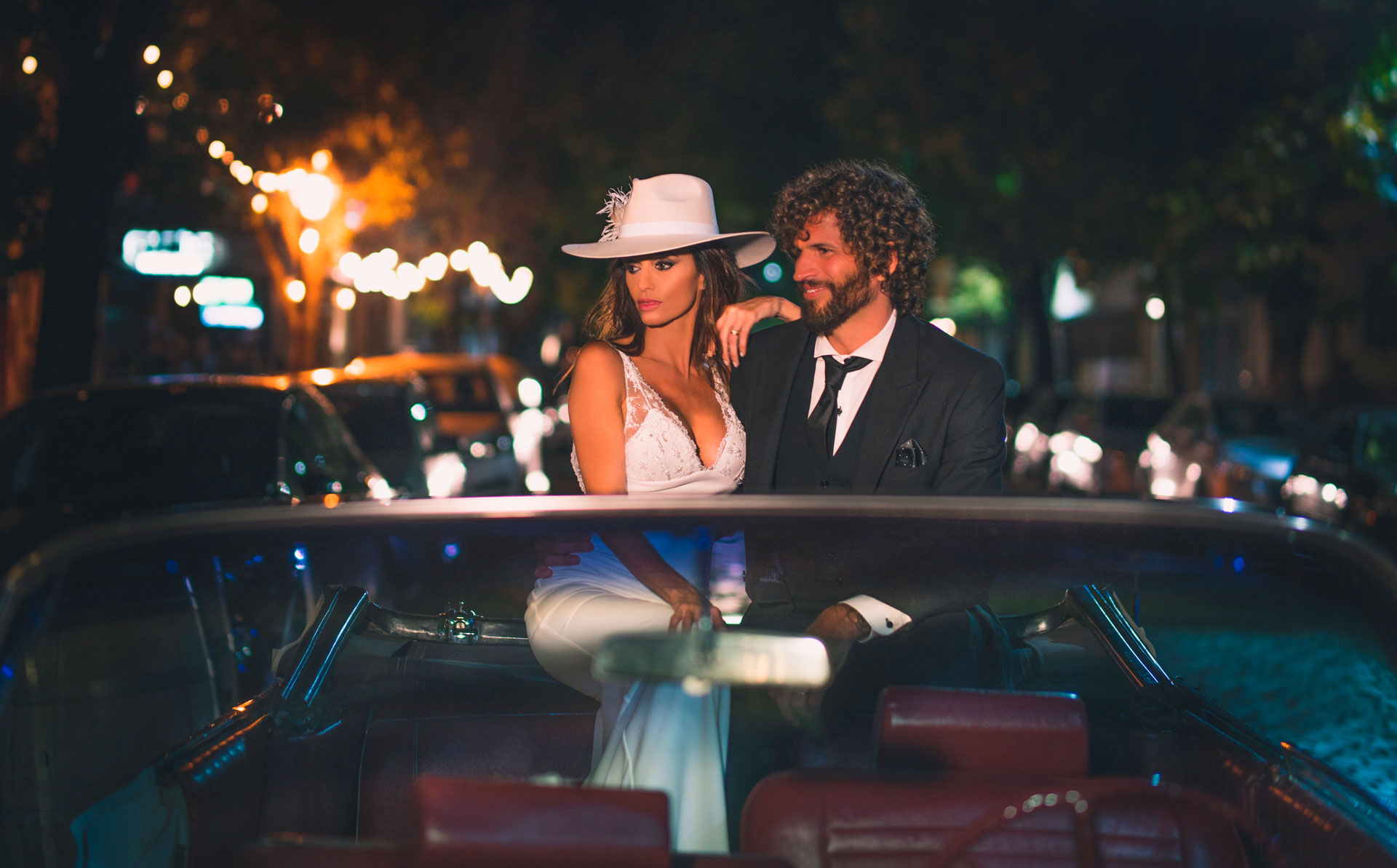 Los novios llegaron en un auto de época.