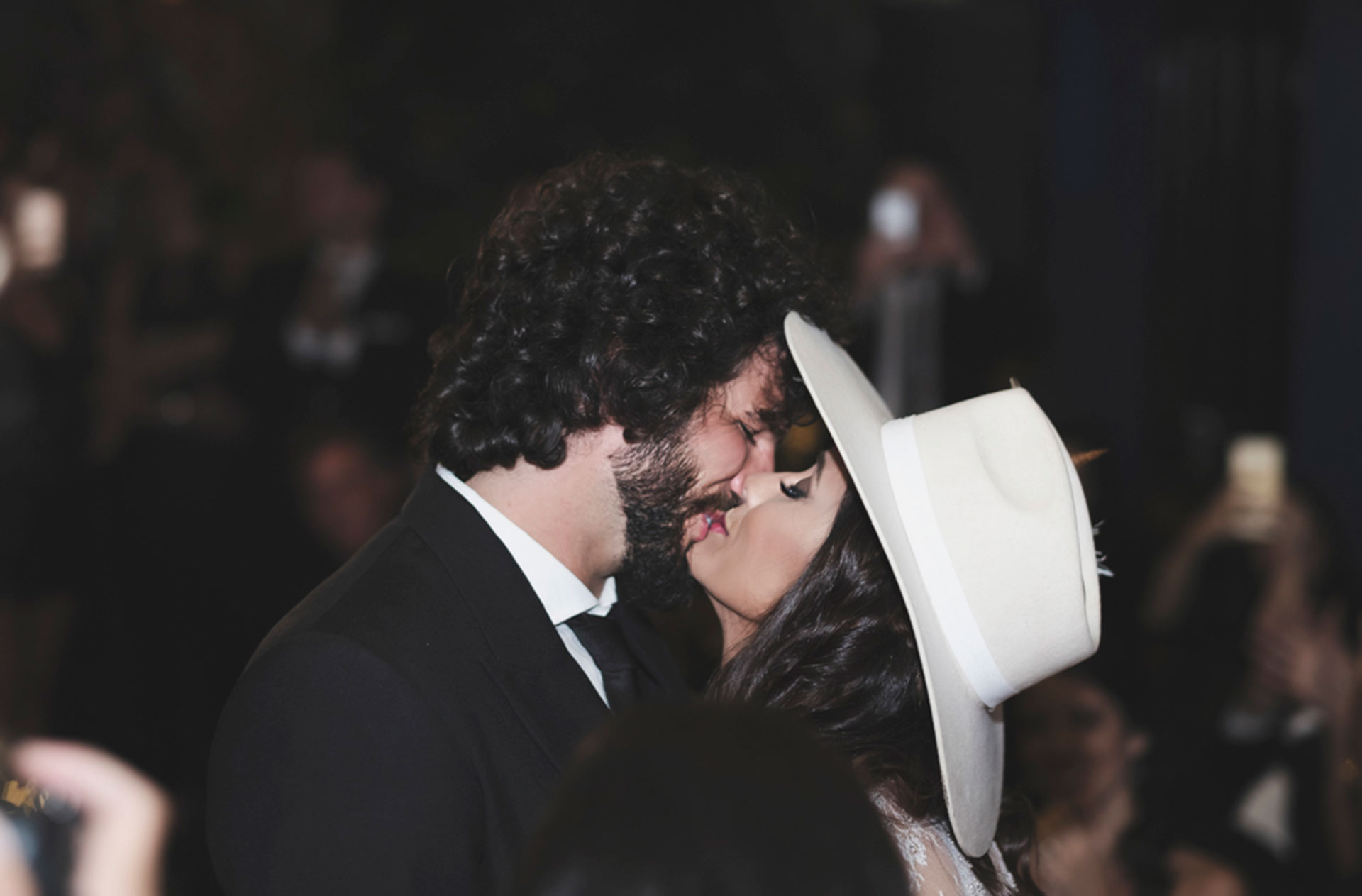 El primer beso como esposos.