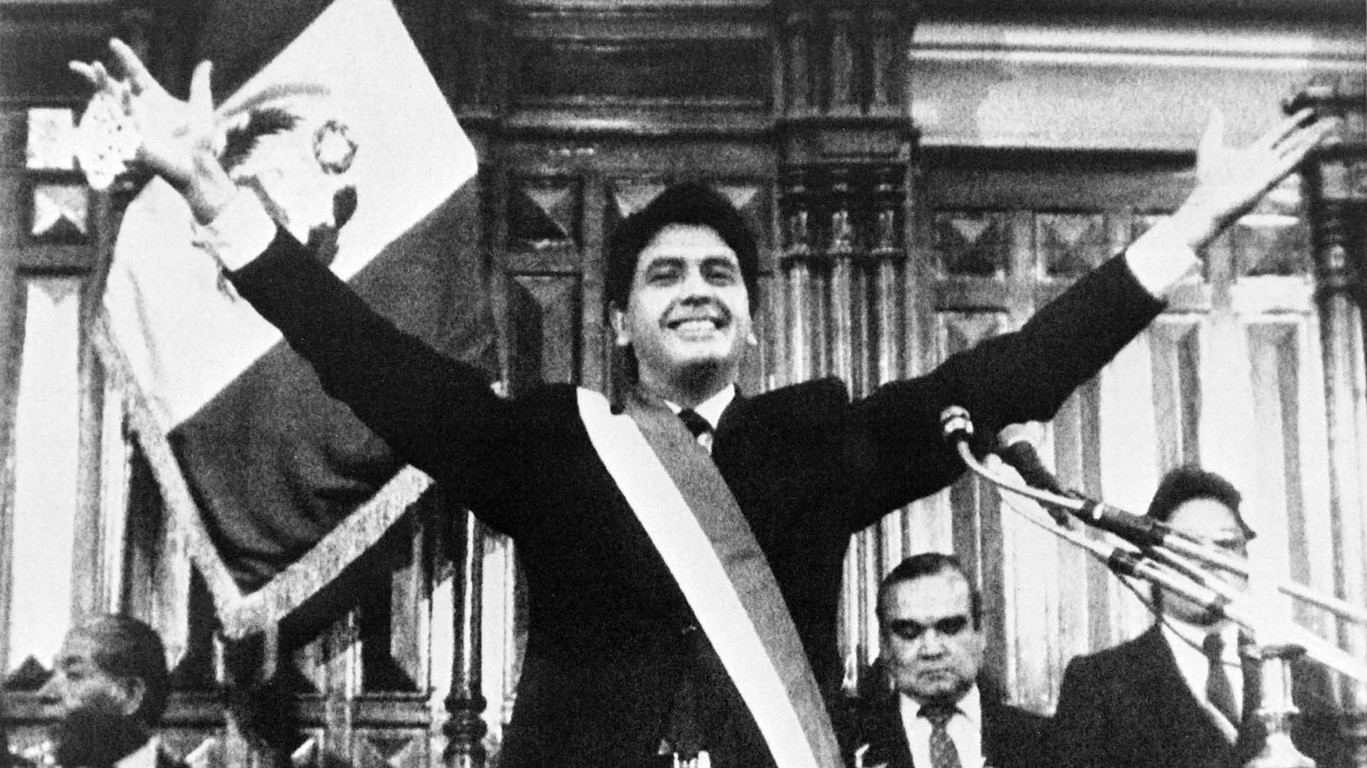 Alan García y su típico saludo a brazos abiertos, al ser investido como presidente en 1985. Tenía 36 años cuando llegó a la Presidencia