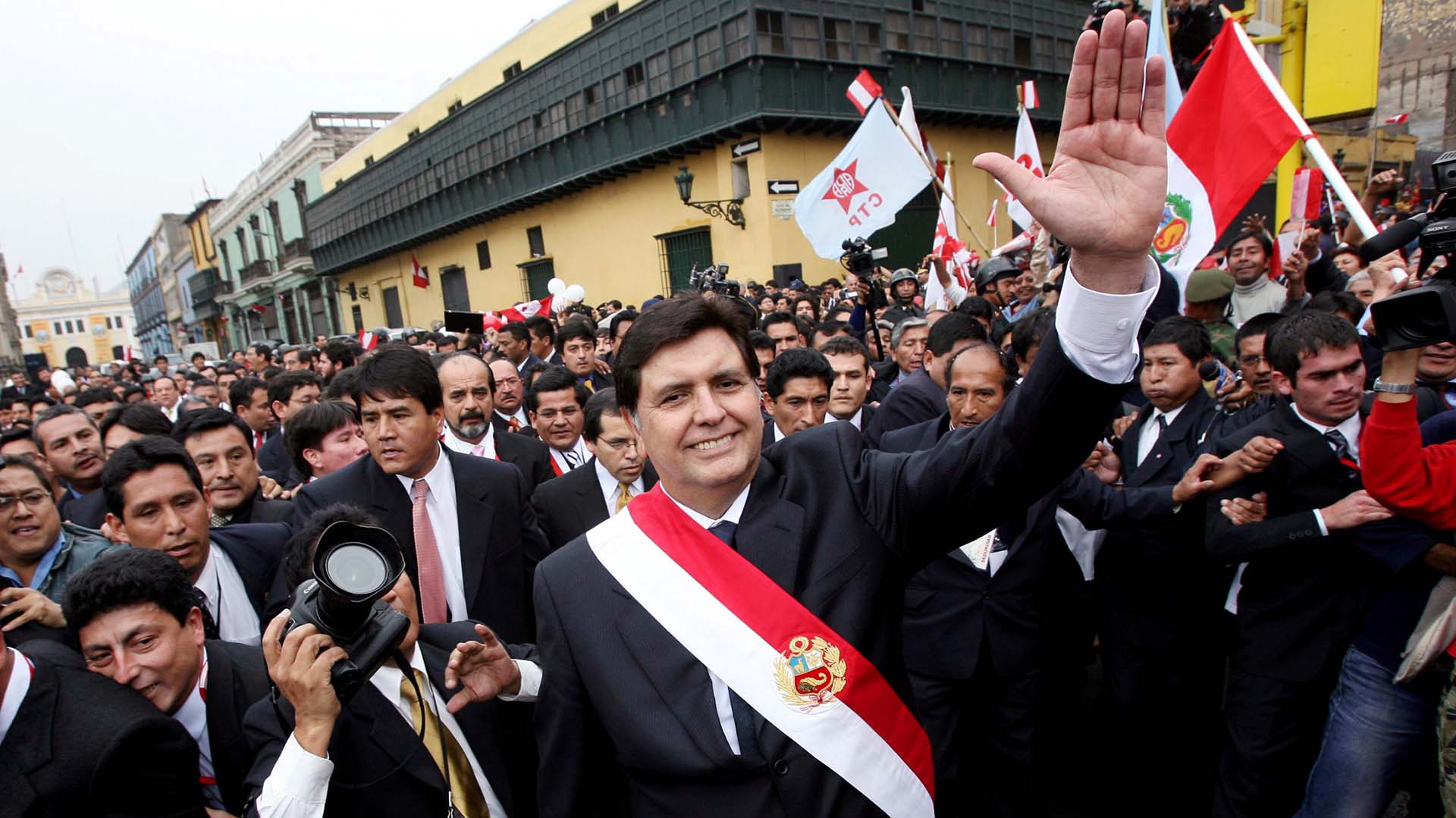 García saluda en las calles tras iniciar su segundo mandato, el 28 de julio del 2006