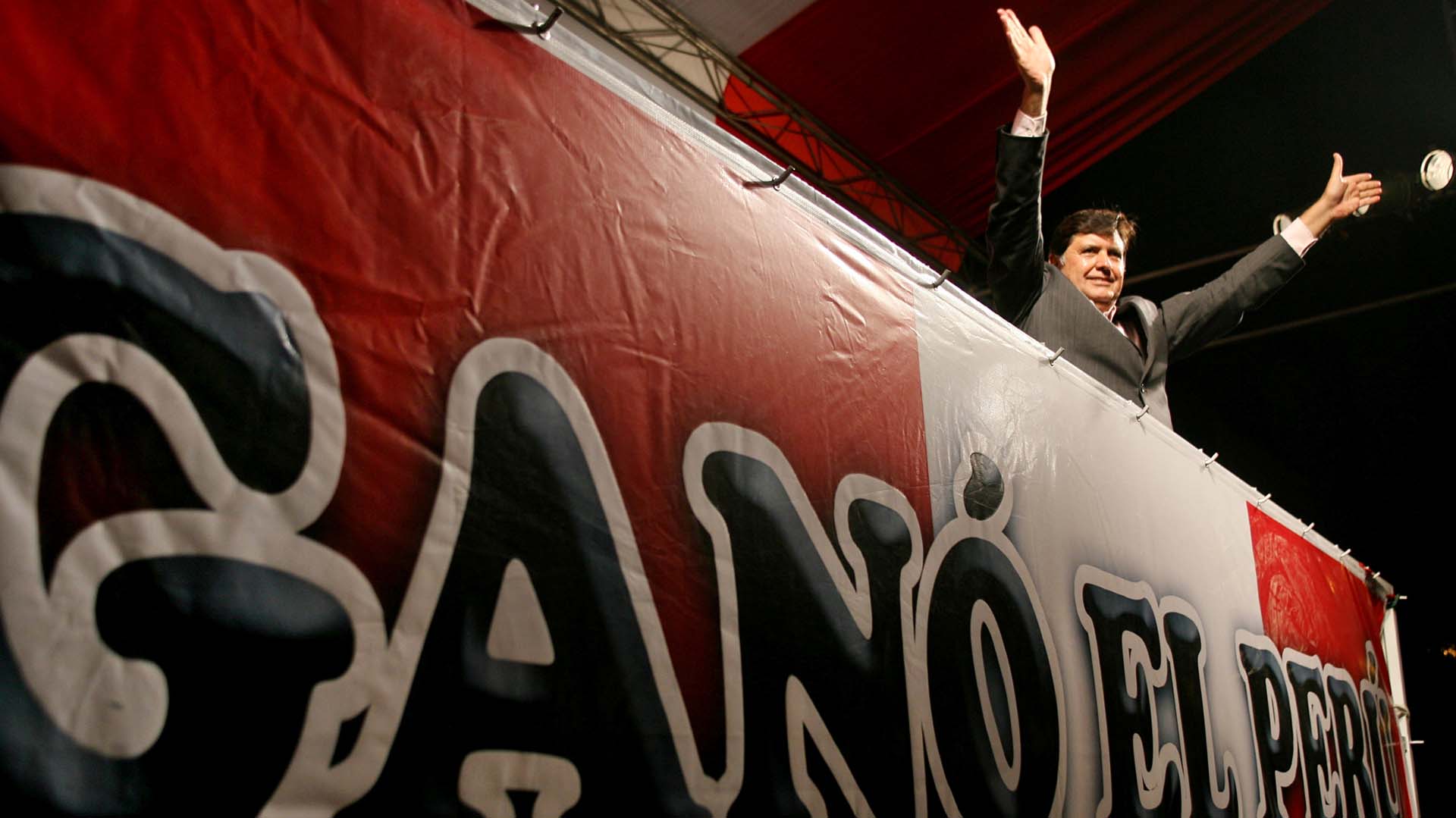 García saluda a sus simpatizantes tras obtener el triunfo en el ballotage frente a Ollanta Humala en junio de 2006