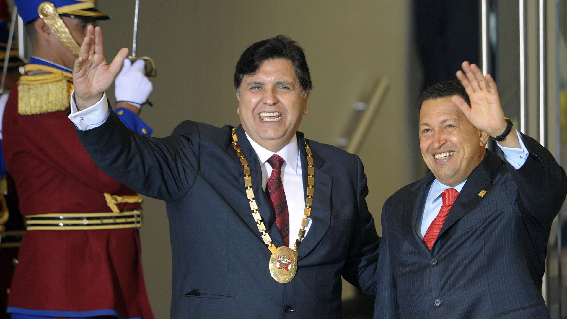 García y Hugo Chávez saludan durante una cumbre de CELAC-UE
