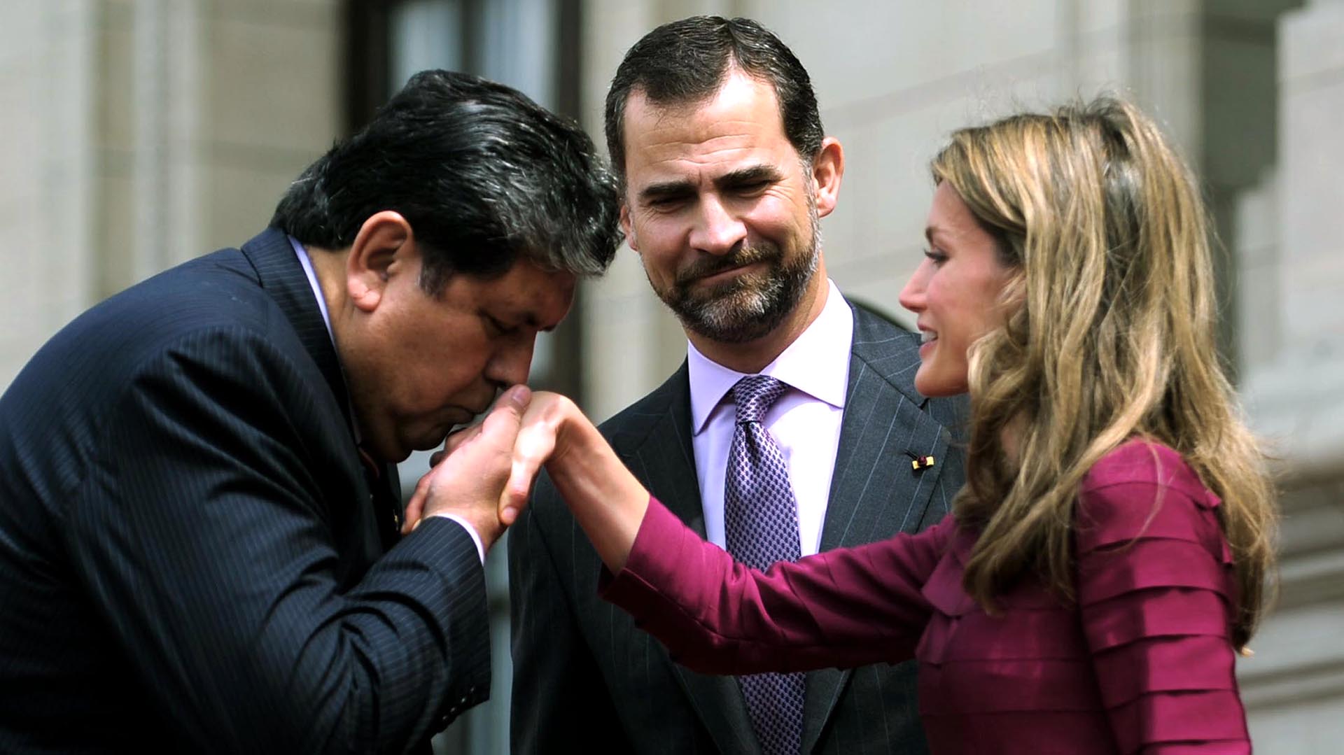 García siempre se ufanó de su imagen de caballero. En la imagen, saluda a la entonces pricesa Letizia Ortiz, ante la mirada del príncipe Felipe, en 2010