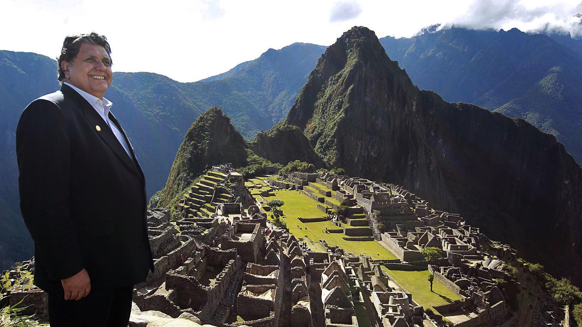 Semanas antes de terminar su segundo gobierno, García posó en Machu Picchu con el símbolo turístico y cultural del Perú