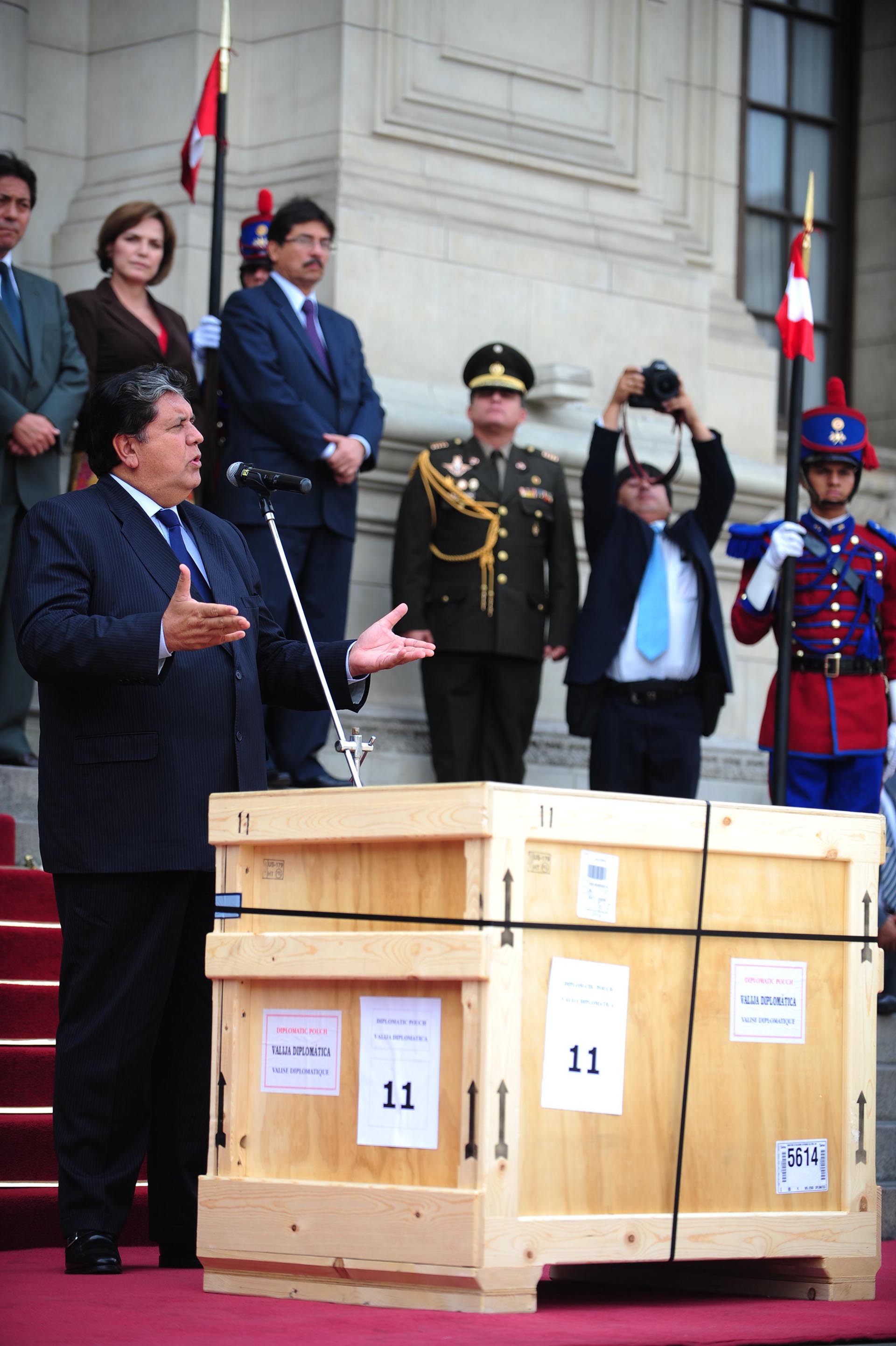 García da un discurso junto a una caja de piezas arqueológicas de Machu Picchu devueltas por la Universidad de Yale, casi un siglo después del descubrimiento de la ciudadela inca