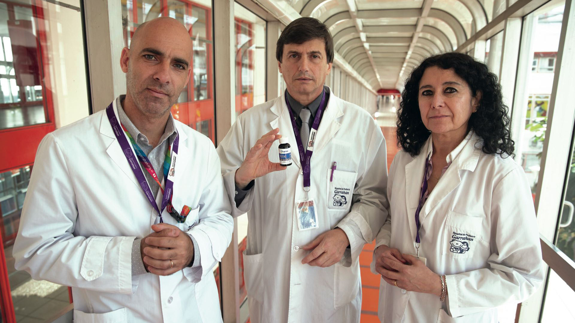 El equipo que está trabajando con aceite de cannabis en el Hospital Garrahan: Dr. Carlos Kambourian, presidente; Dr. Roberto Caraballo, jefe del servicio de Neurología y la Dra. Alejandra Villa, directora médica ejecutiva.