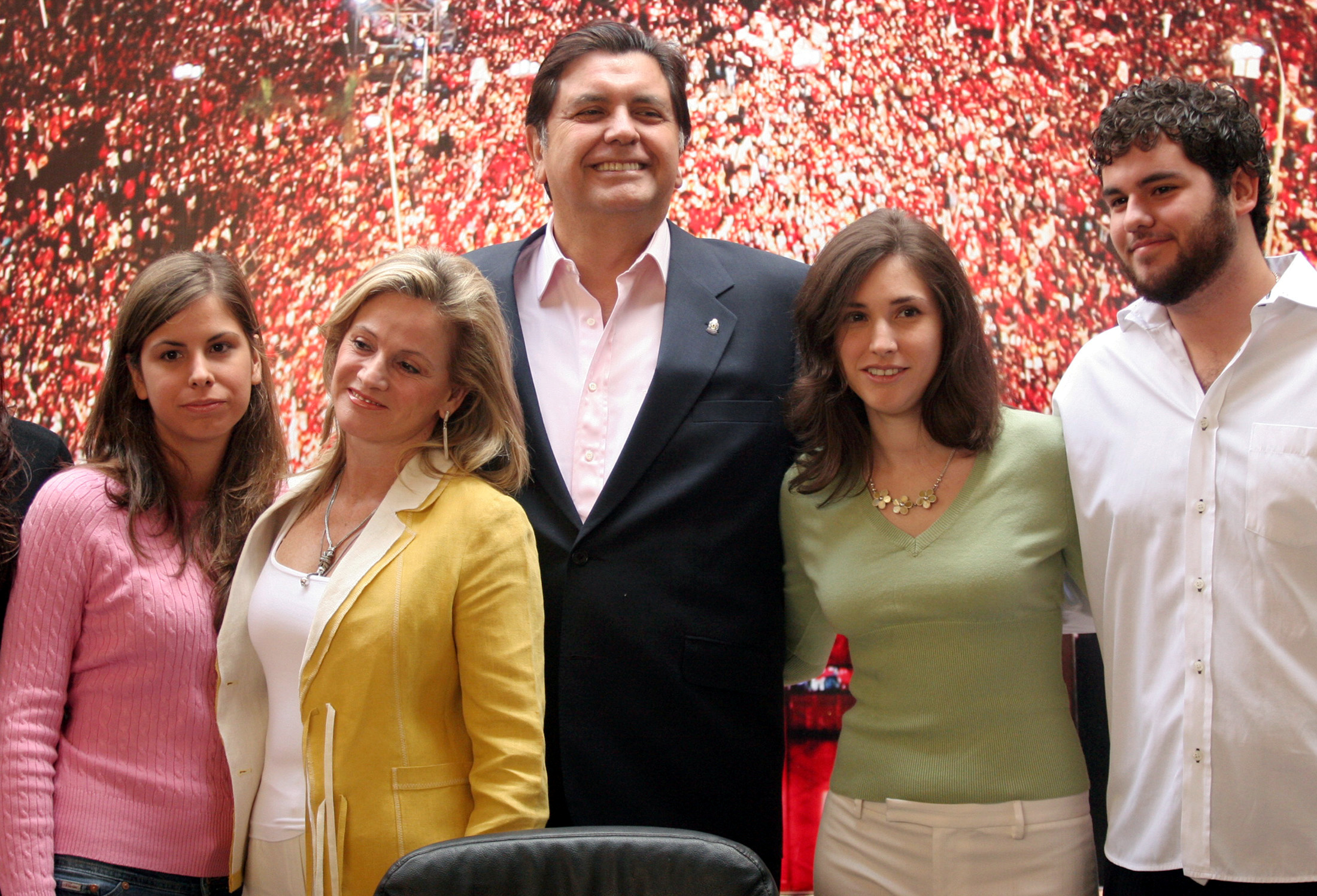 El ex mandatario junto a Pilar Nores, su ex esposa, y tres de sus hijos. Posteriormente reconoció a un hijo extramatrimonial