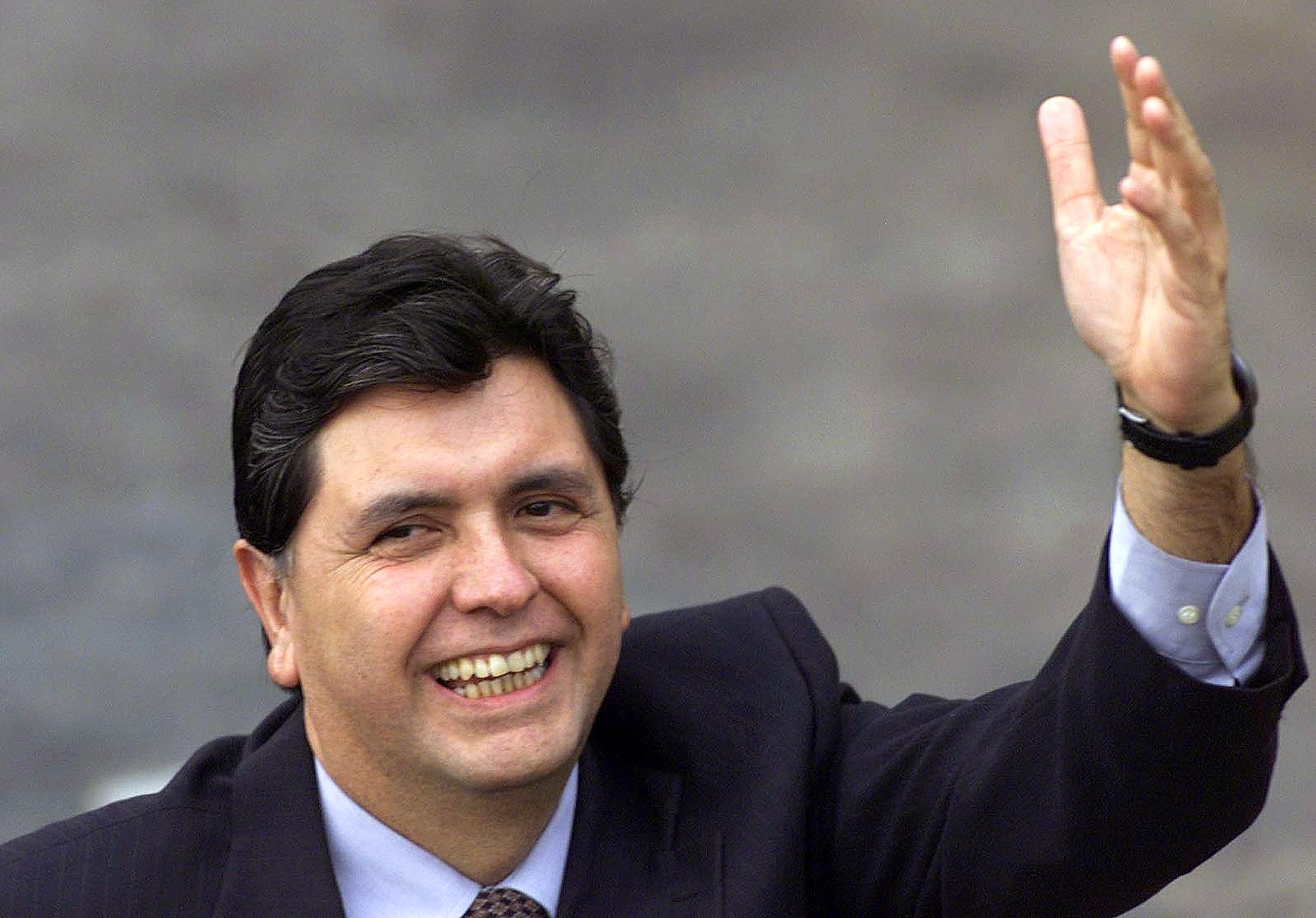 En el 2001, García volvió al Perú tras casi 10 años de exilio y estuvo cerca de ganar la presidencia, pero perdió en segunda vuelta frente a Alejandro Toledo