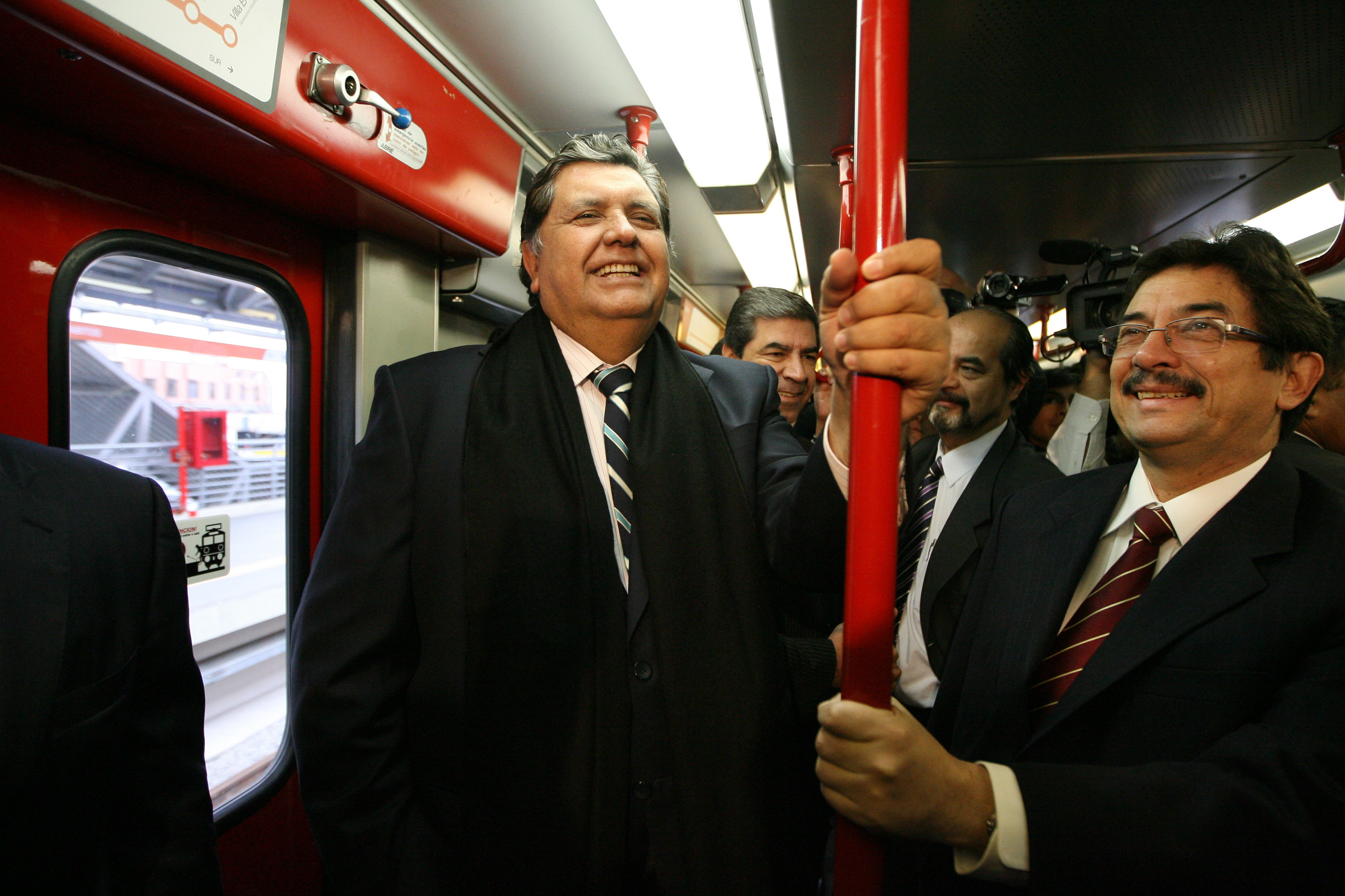 El proyecto del tren eléctrico se convirtió en el fracaso económico emblema de su primer gobierno, junto a la hiperinflación. En 2011, días antes de terminar su segundo mandato, pudo participar de la inauguración de un tramo de la Línea 1, obra salpicada por la sombra de Odebrecht