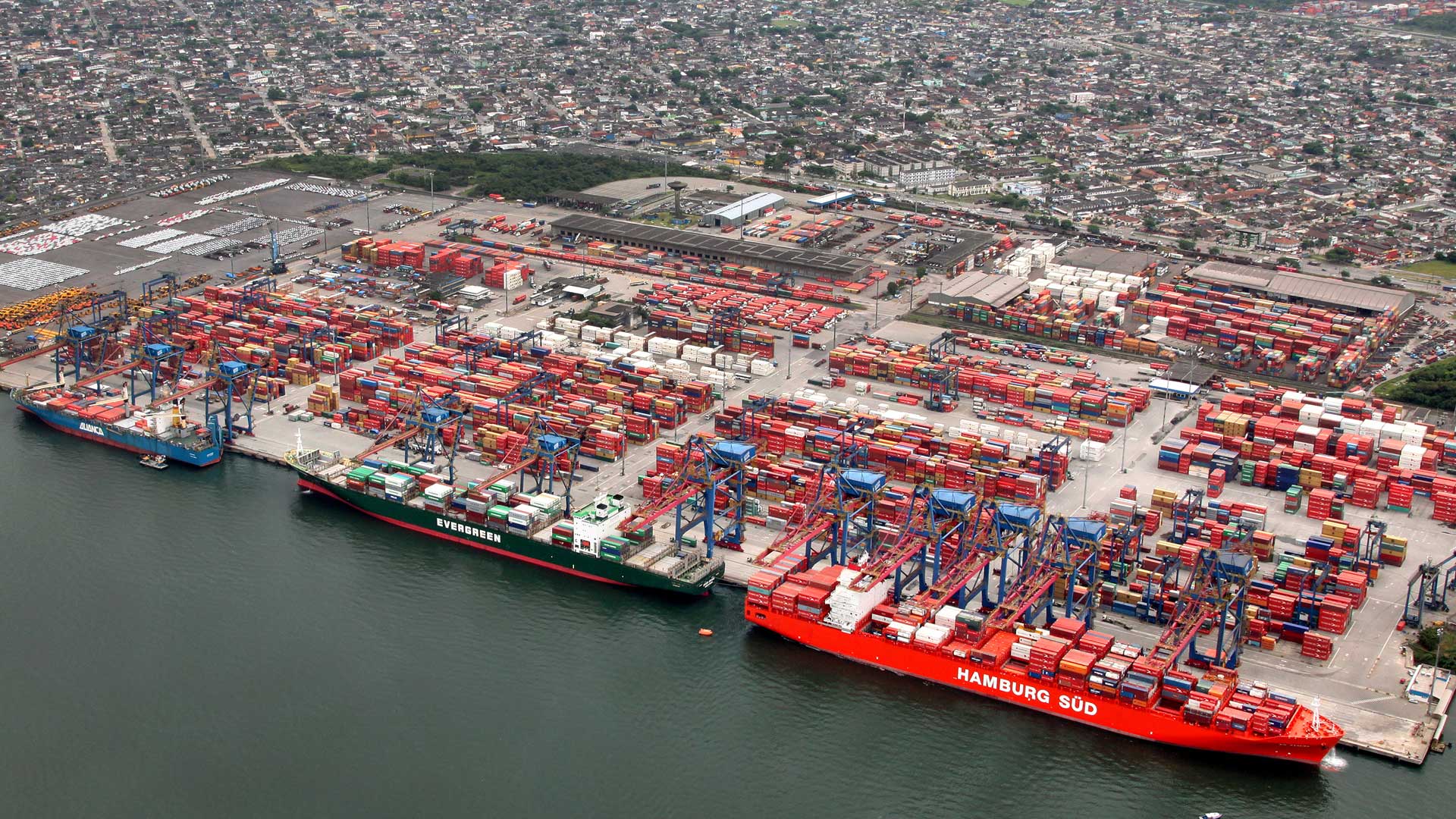 Puerto de Santos, hacia él converge la droga que lega de la triple frontera dominado por bandas narcocriminales brasileñas como el PCC. Foto: AFP.