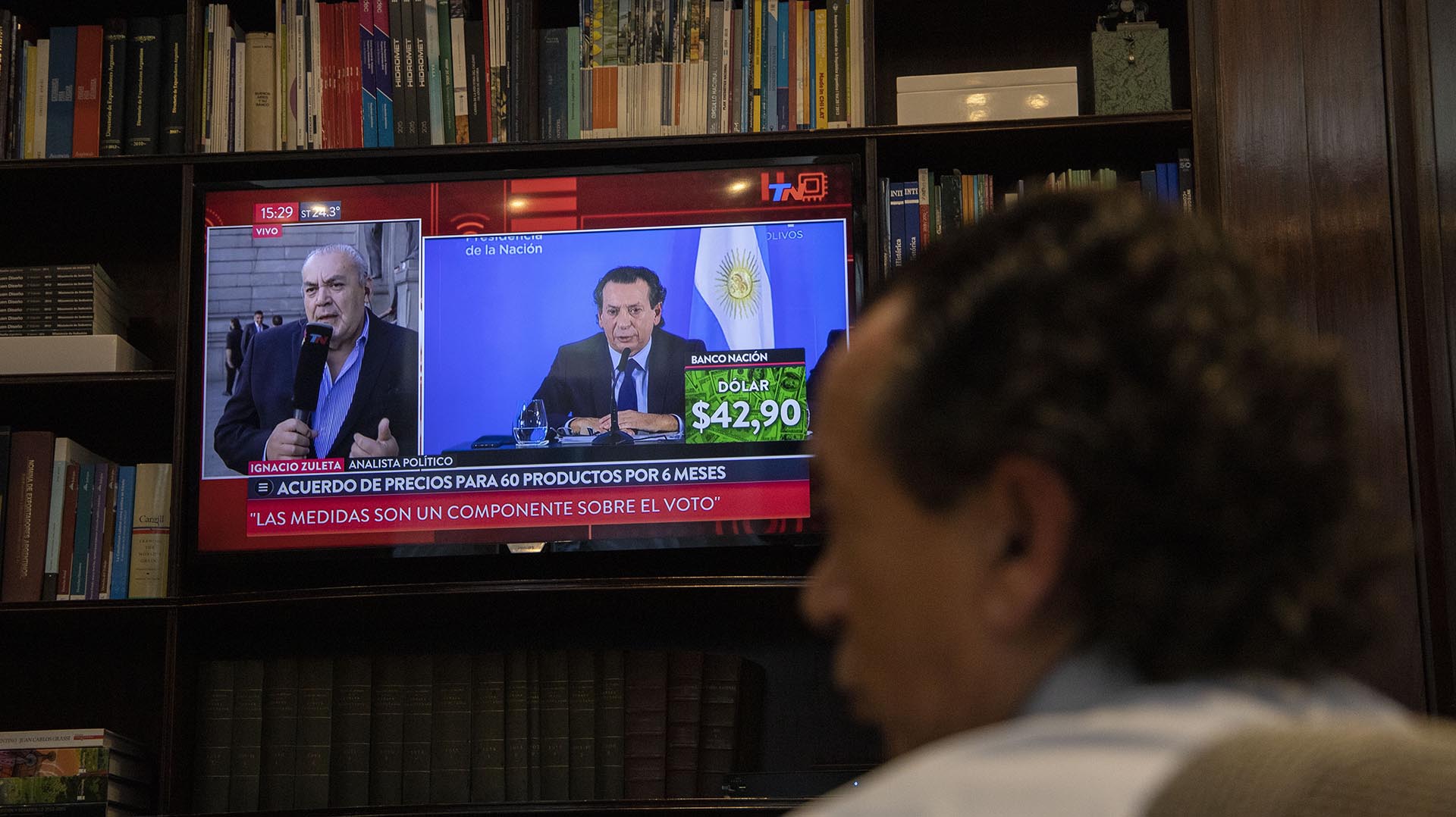 Anuncios y dólar en pantalla del ministro de Producción (Fotos Lihue Althabe)