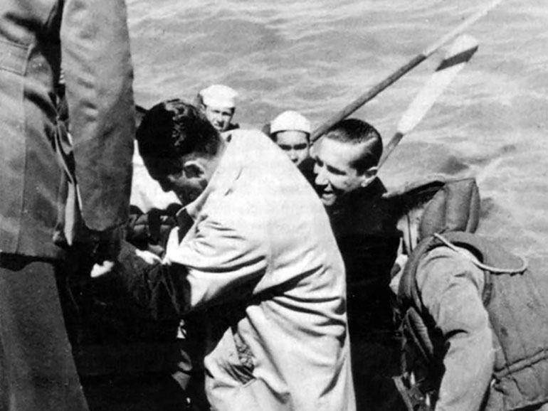 Perón en momento de ascender a la cañonera “Paraguay”, a su lado Mario Amadeo, el canciller de la Revolución Libertadora