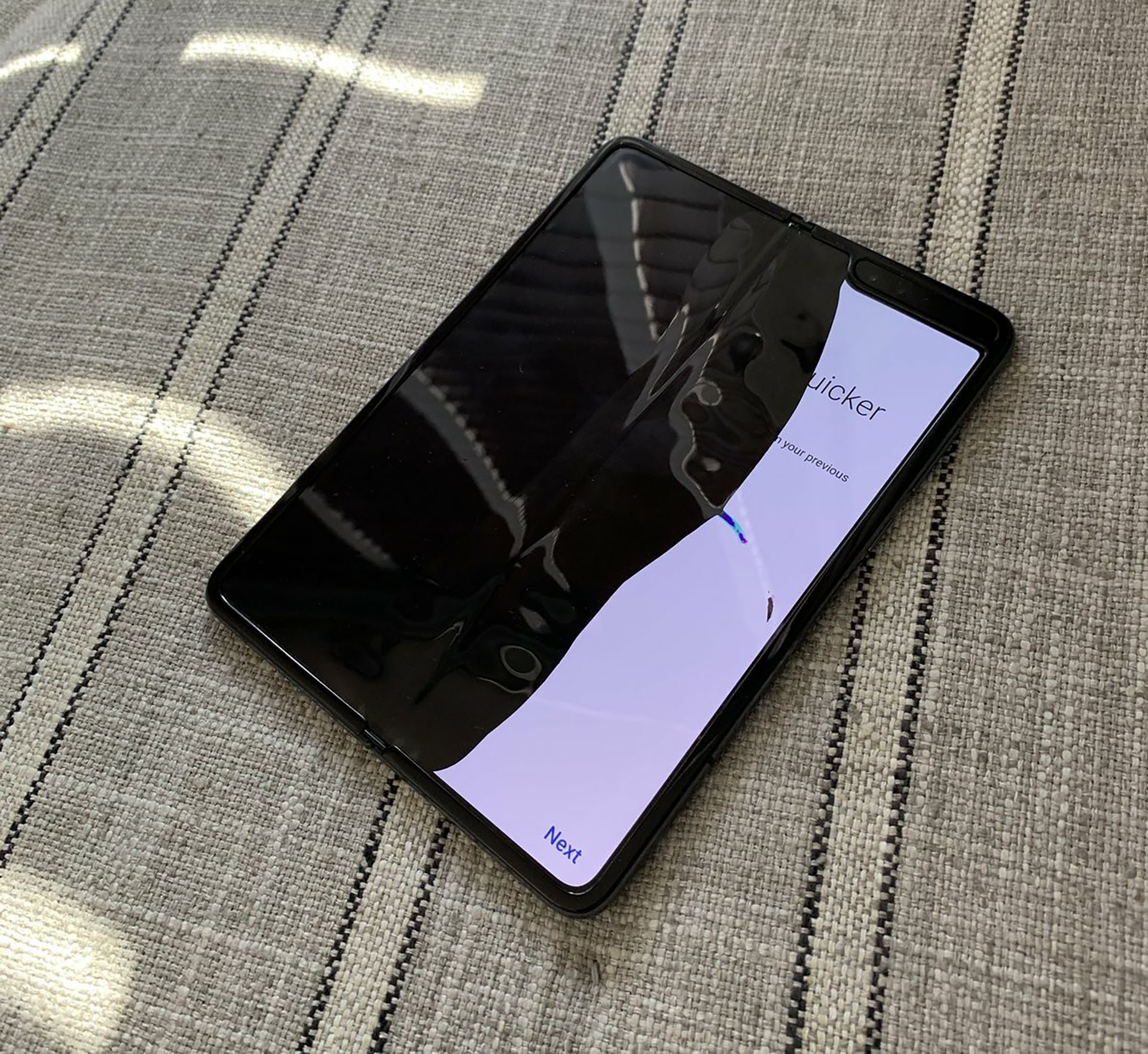 “La pantalla de mi Galaxy Fold quedó completamente rota e inservible en solo dos días. Es difícil saber si este es un problema generalizado”, escribió Mark Gurman, periodista de Bloomberg, desde su cuenta de Twitter.(@markgurman)