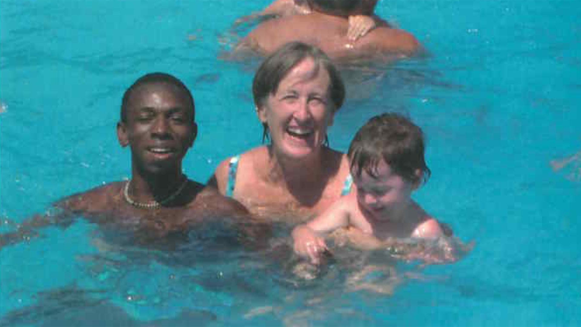 “Mi madre, mi sobrina y yo en la piscina de un camping disfrutando de las vacaciones. Todavía me costaba entender que las vacaciones consistían en dejar la casa para ir a dormir en el suelo en unas tiendas de campañas, al lado del mar, como si fuera un lujo. Yo decía: ‘pero si el lujo es la cama de la casa'”.