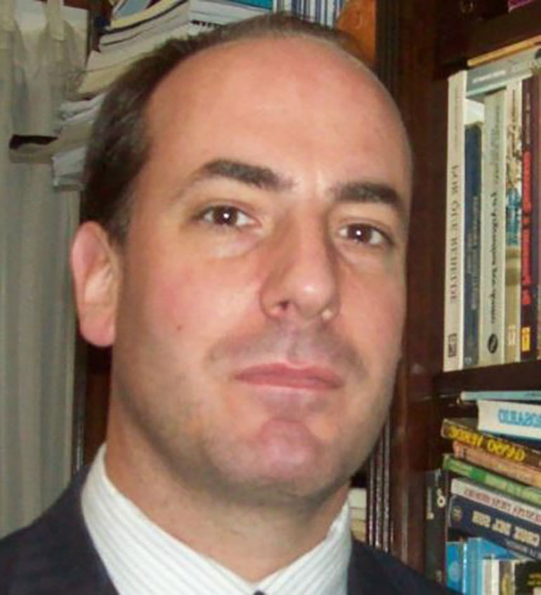 Aseguran que un colegió echó a un profesor por enseñar la biografía de