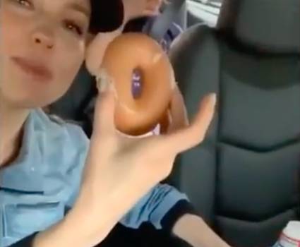 No le dio tiempo ni de degustar la dona (Foto: Instagram Thalia)
