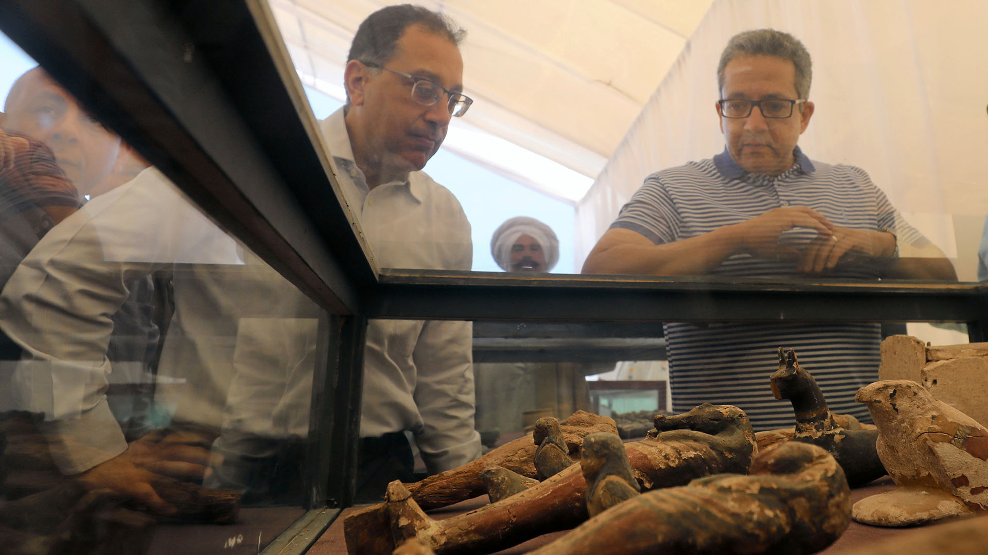 Autoridades observan reliquias halladas en la zona (REUTERS)
