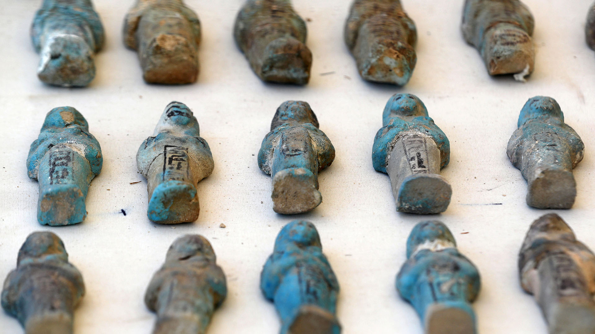 Las estatuas se muestran fuera de una tumba faraónica recién descubierta “Shedsu Djehuty” en Luxor, Egipto (REUTERS)