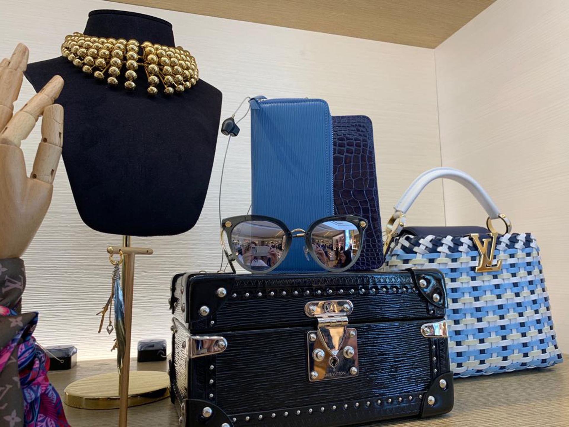 Los anteojos espejados, un accesorio must en la primavera de Los Ángeles. Un modelo de Louis Vuitton (Susana Milano)