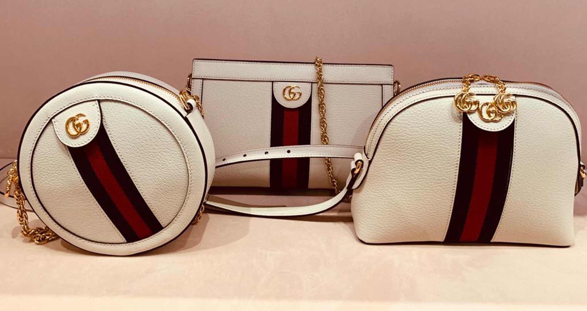 La circular, una rectangular y una semi ovalada, en blanco de cuero con la clásica tira de Gucci (Susana Milano)