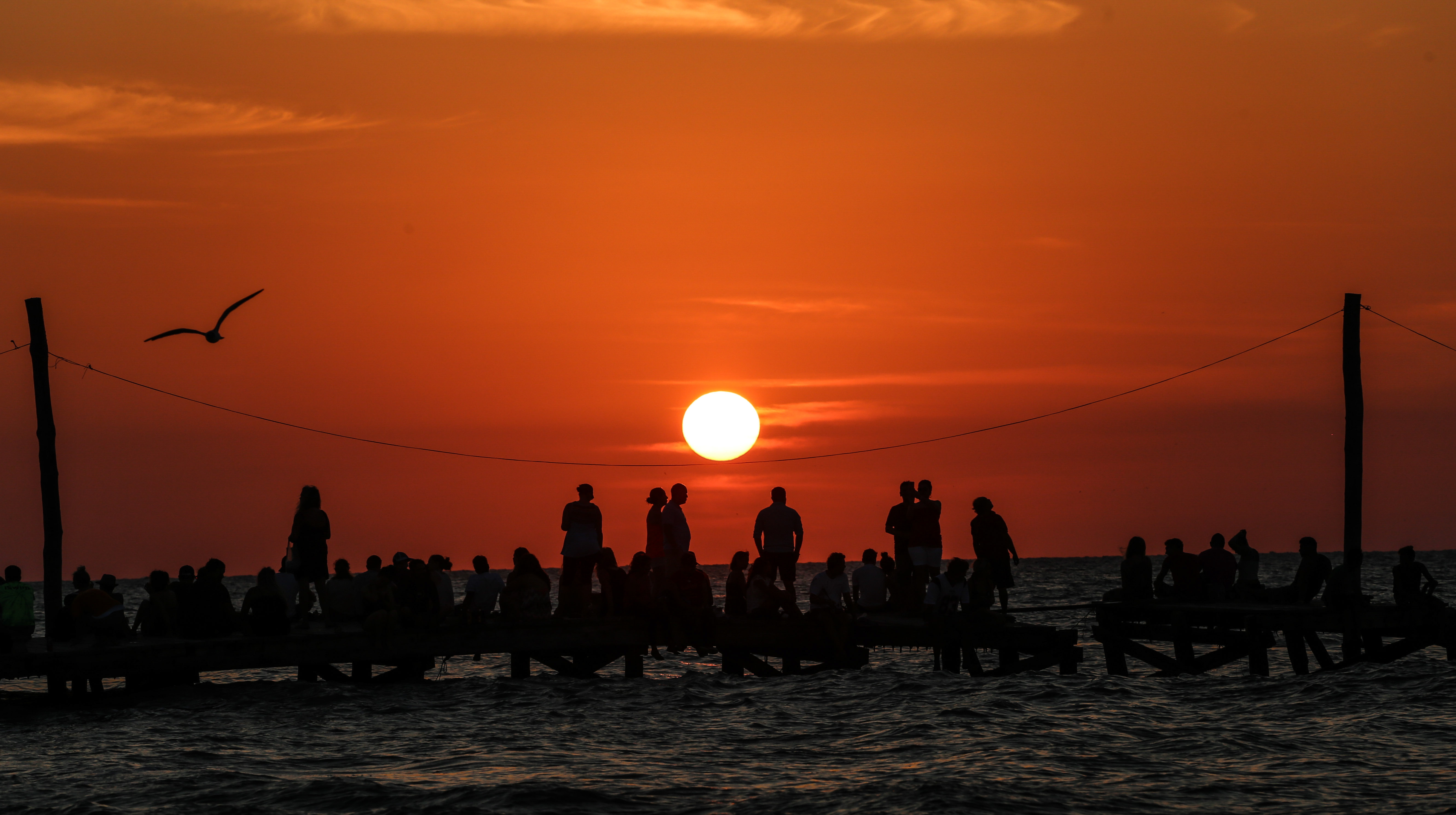HOLBOX, QUINTANA ROO- Decenas de turistas y habitantes de Holbox se reunieron para observar la puesta de sol en la isla. FOTO: ELIZABETH RUIZ /CUARTOSCURO