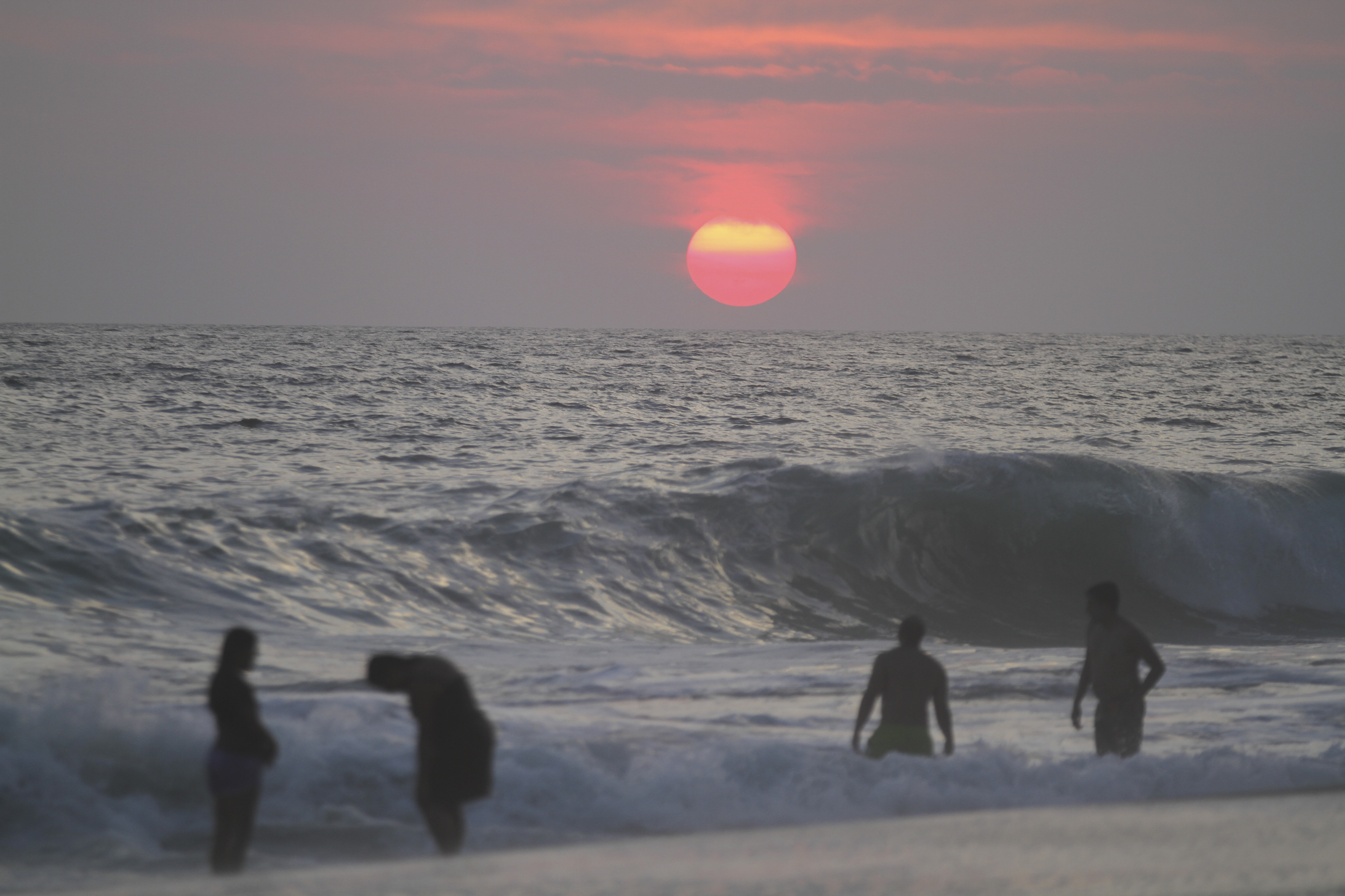 ACAPULCO, GUERRERO. – Turistas gozan del atardecer en la playa, cientos de personas aprovecharon el fin de semana largo para darse una escapada a este destino turístico.FOTO: BERNANDINO HERNÁNDEZ /CUARTOSCURO.COM