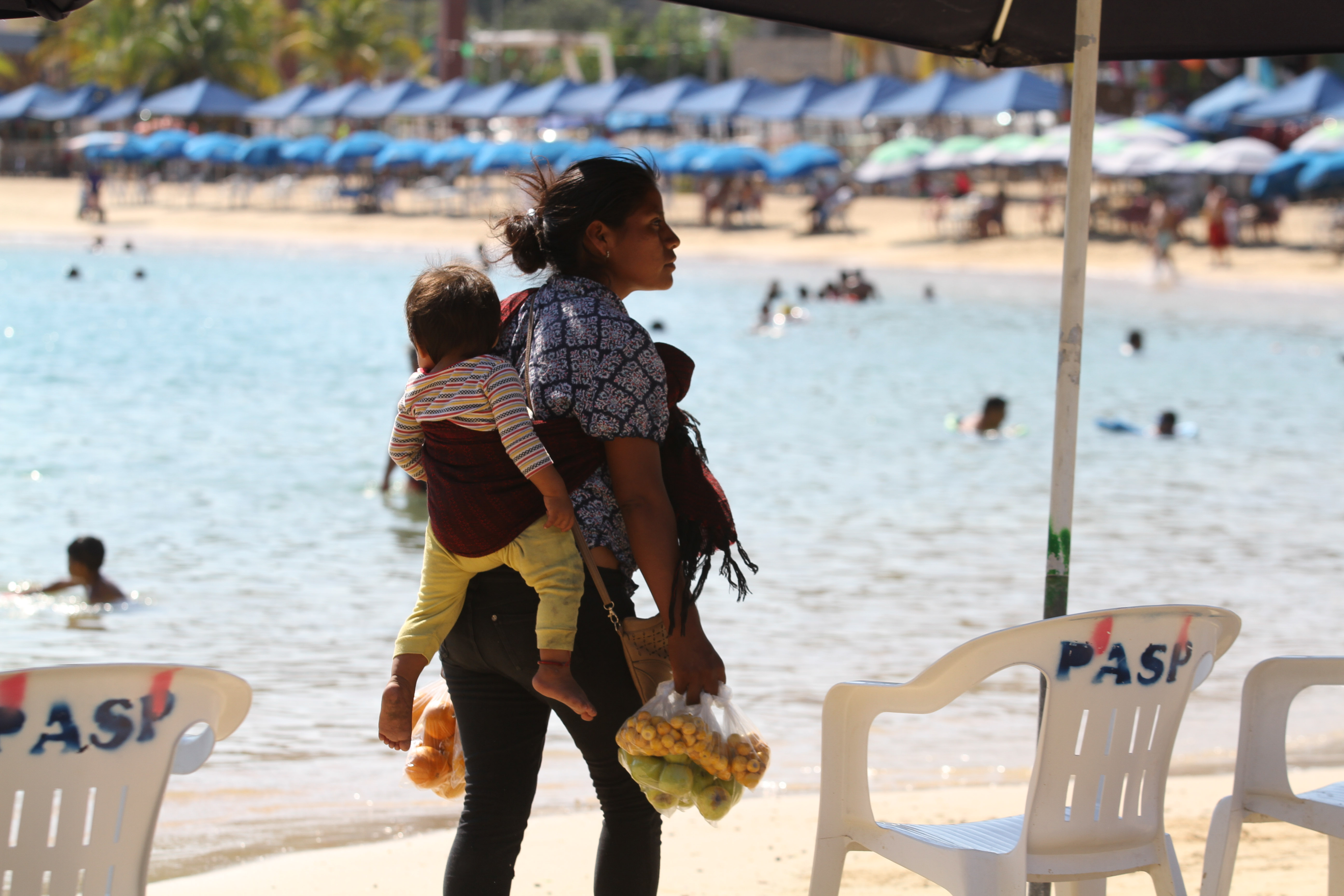 En la playa se observan a niños locales sacando la basura de la playa, comerciantes en sus lanchas vendiendo recuerditos y jóvenes madres vendiendo frutos, para ganarse la vida. FOTO: BERNANDINO HERNÁNDEZ /CUARTOSCURO