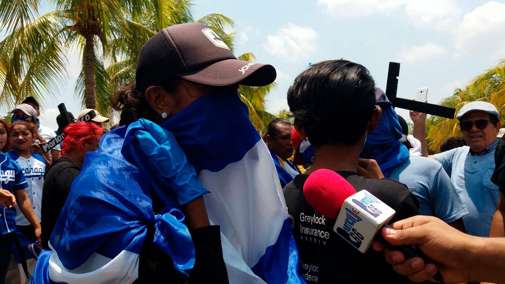 Las fuerzas de seguridad lanzaron bombas lacrimógenas contra los manifestantes