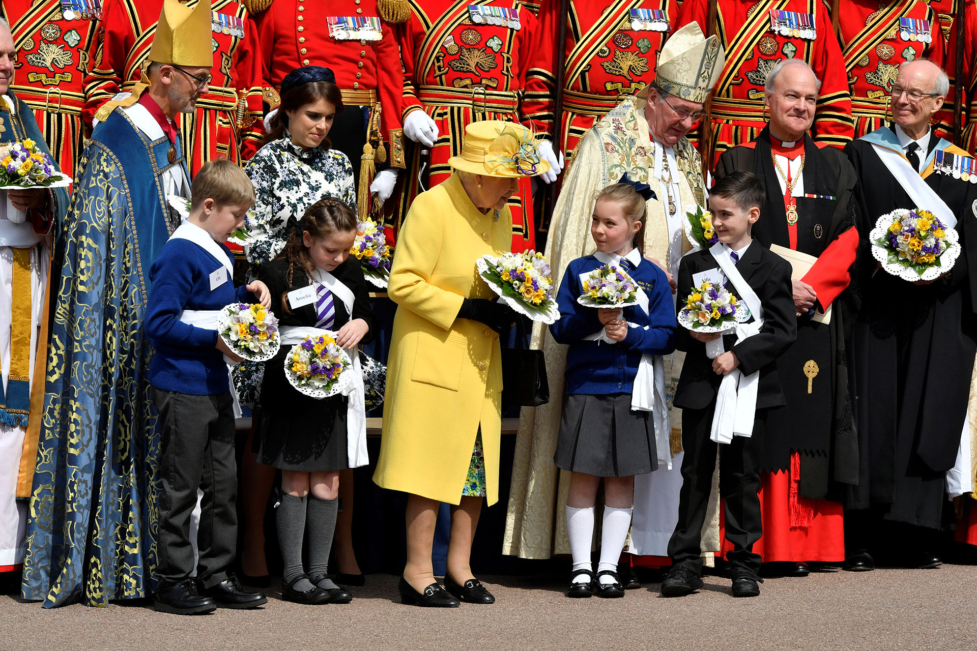 La monarca recibió un ramo de flores y conversó con los niños /// Fotos: Reuters
