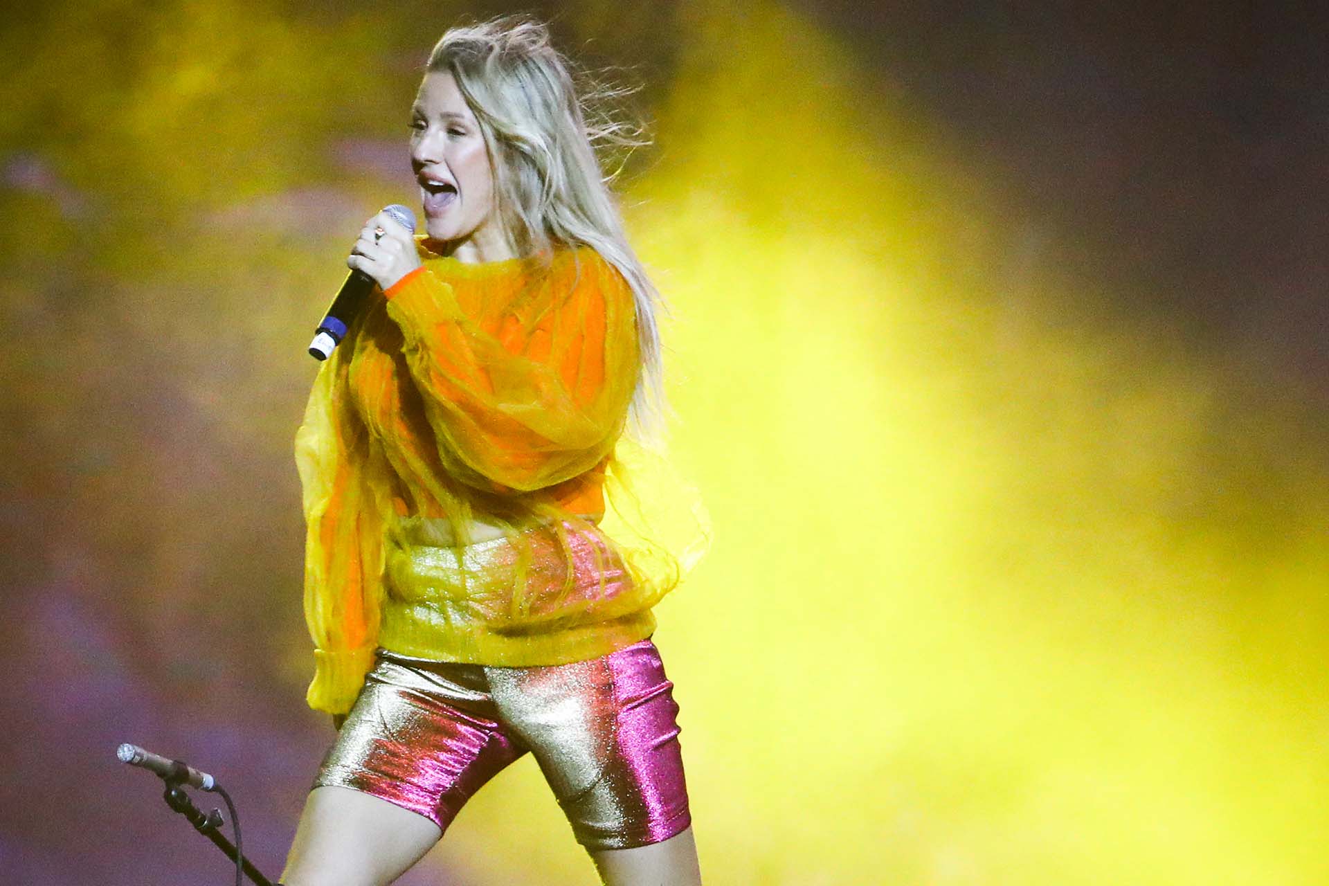 Ellie Goulding, la británica fashionista eligió los biker shorts en dorado y un buzo en mostaza. Sorprendió a todos con su voz y con su look monocromático