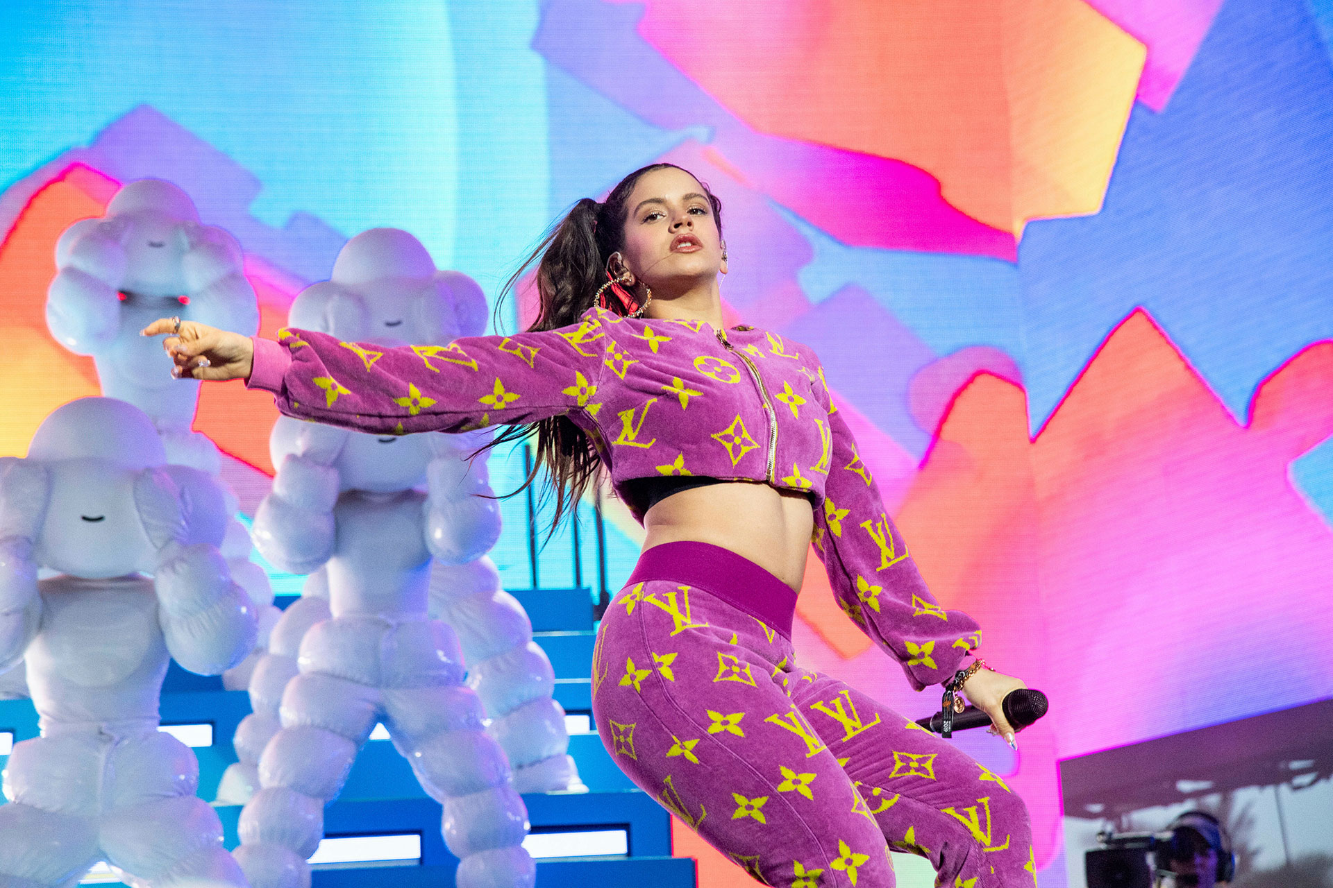 La cantante catalana Rosalía, en su segundo Coachella también eligió a Louis Vuitton y a la tendencia del logomanía. Ella apostó a un conjunto de crop top y joggin en toalla en fucsia y amarillo para poder bailar todos sus hits
