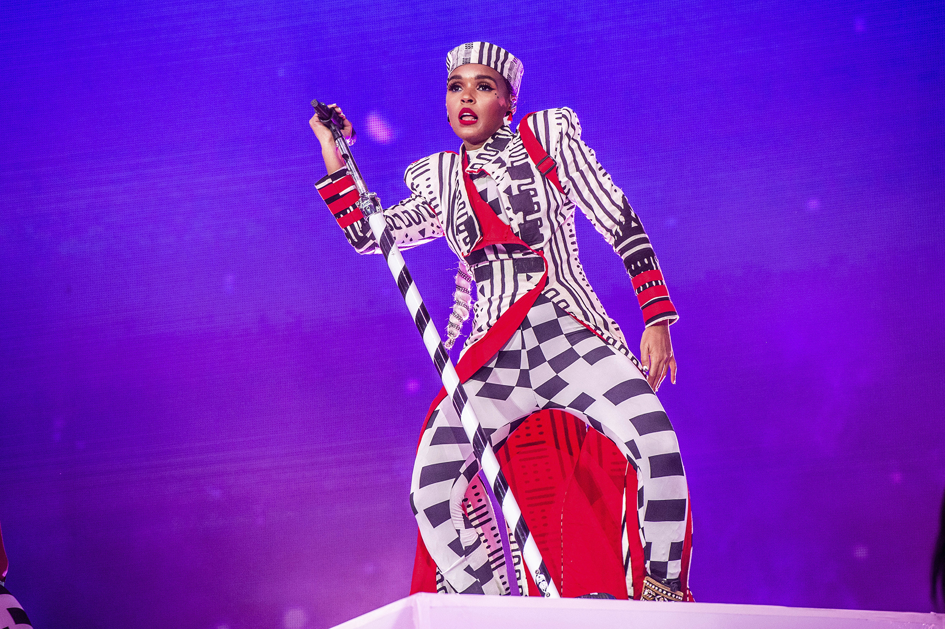 Janelle Monae apostó a un traje cuadrillé y con mix de rayas en blanco, negro y rojo que lo completó con un sombrero marinero. El cantante sorprendió a todos sus fanáticos con sus canciones
